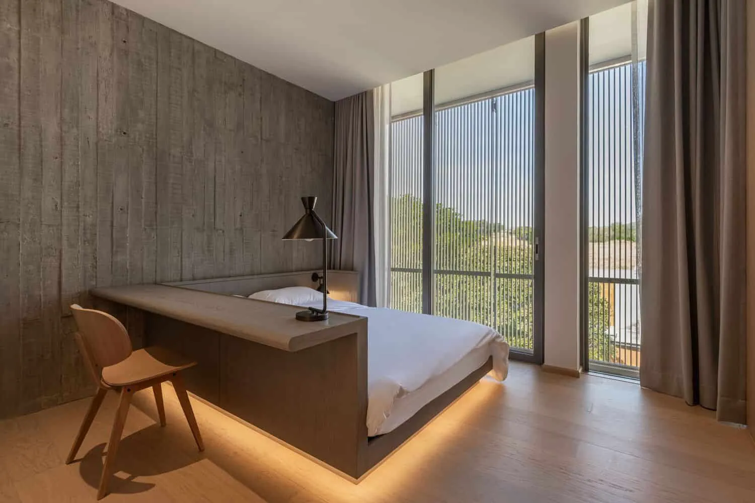 W House II Schlafzimmer mit vollhohen verglasten Fenstern von IDIN Architects Schlafzimmer in der W House II von IDIN Architects mit vollhohen verglasten Fenstern in Thailand