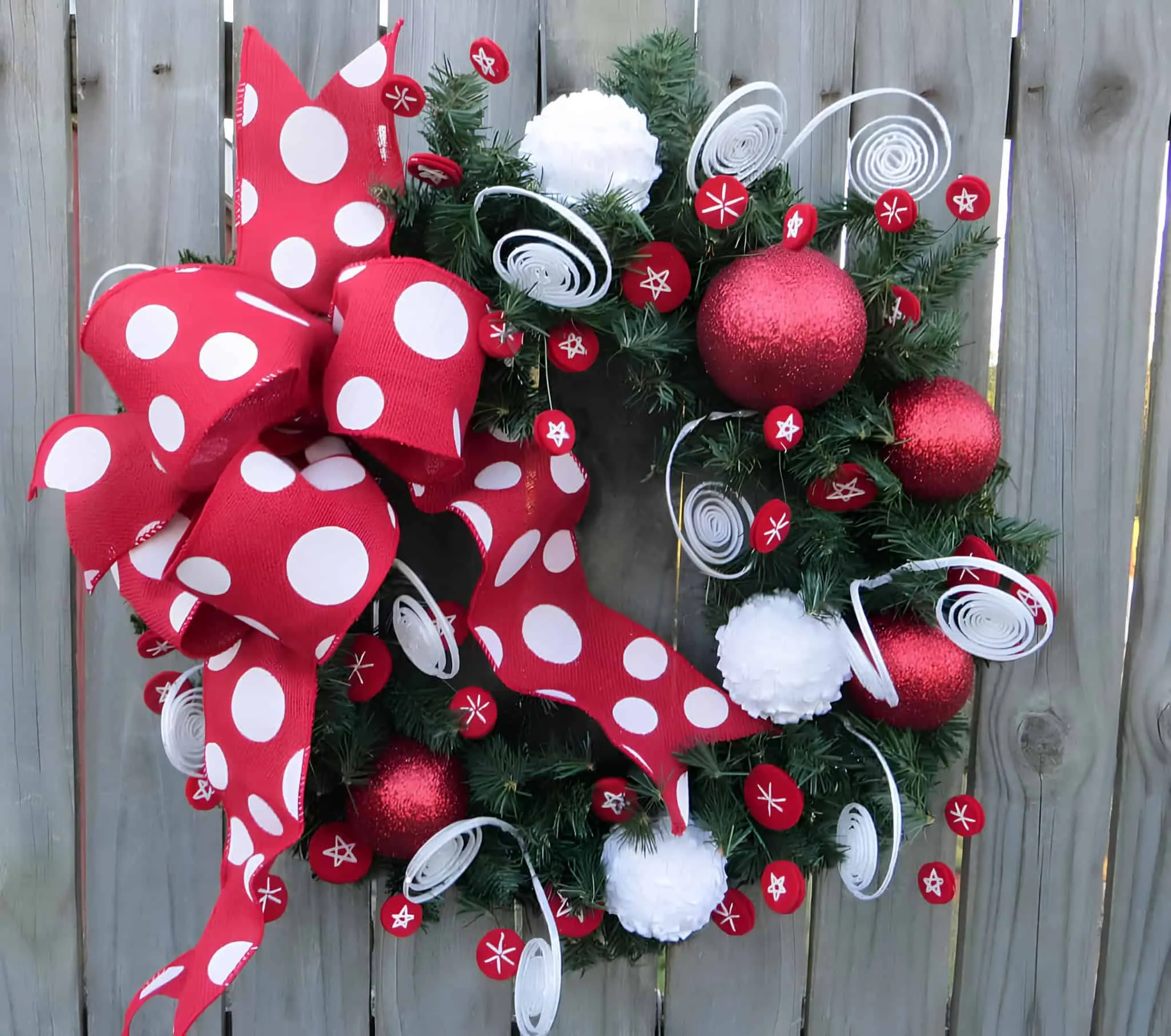 Red & White Polka Dot Bow Ribbon Wreath Roter Schleifenkranz mit großem weißem Polka-Dot-Bow und roten Verzierungen