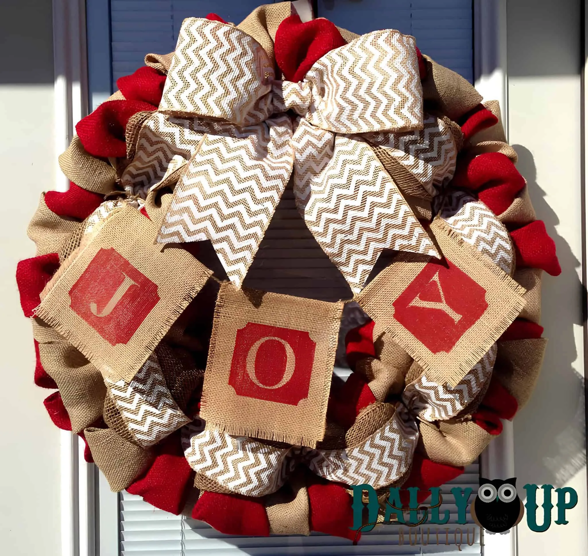 JOY-Leinen-Weihnachtskranz mit Chevron-Schleife Kranz aus Leinen und rotem Band mit Chevron-Schleife sowie JOY-Banner-Elementen