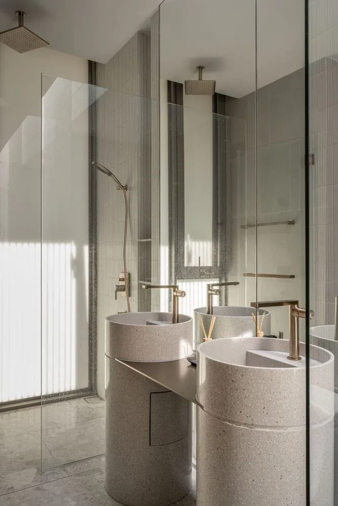 Badezimmertisch in der W House II von IDIN Architects Terrazzotisch mit zwei Waschbecken in der W House II in Thailand, entworfen von IDIN Architects