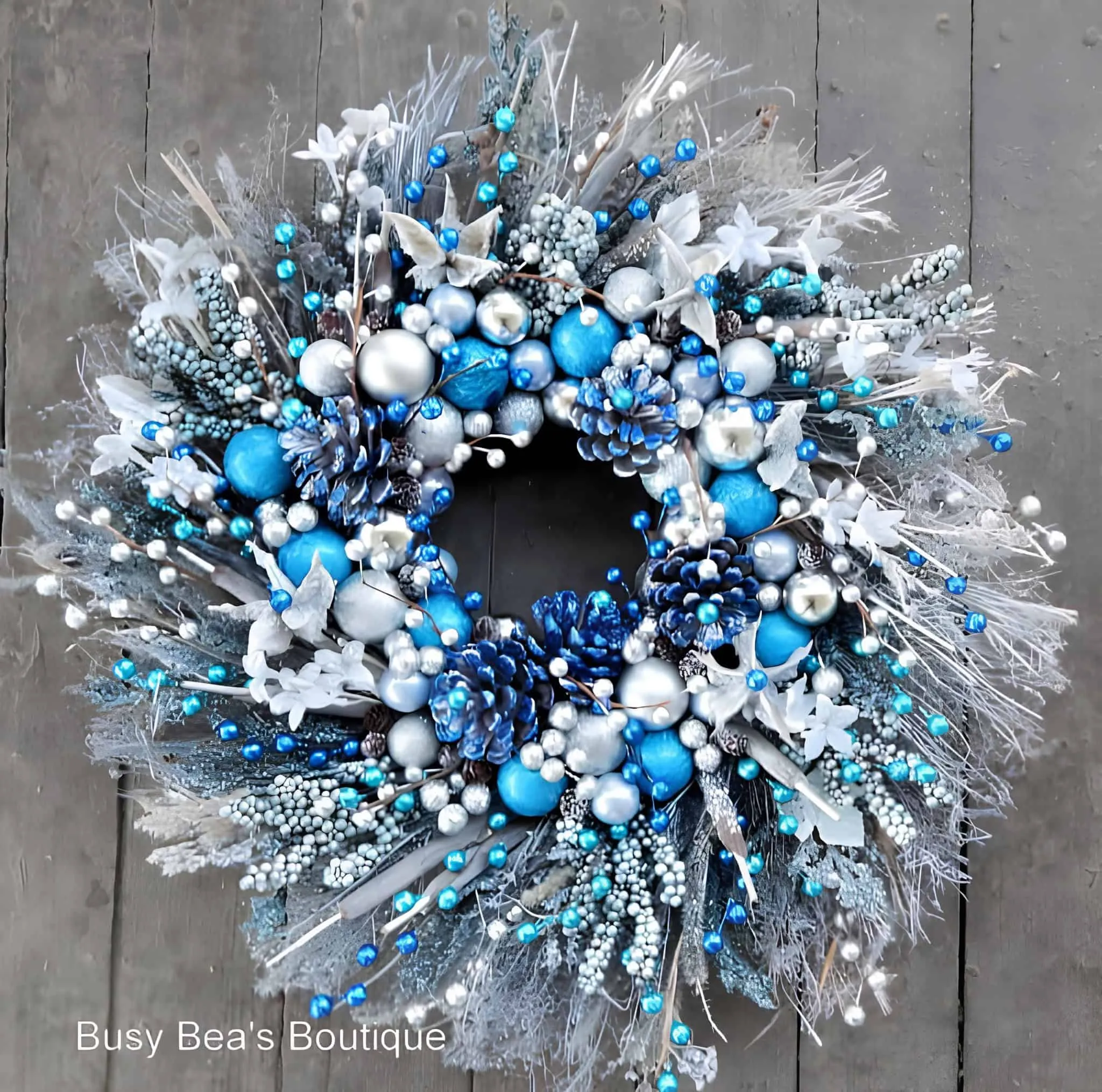 Blaue und silberne Verzierungs-Weihnachtskranz Blauer und silberner Weihnachtskranz mit Kiefernzapfen und glitzernden Akzenten