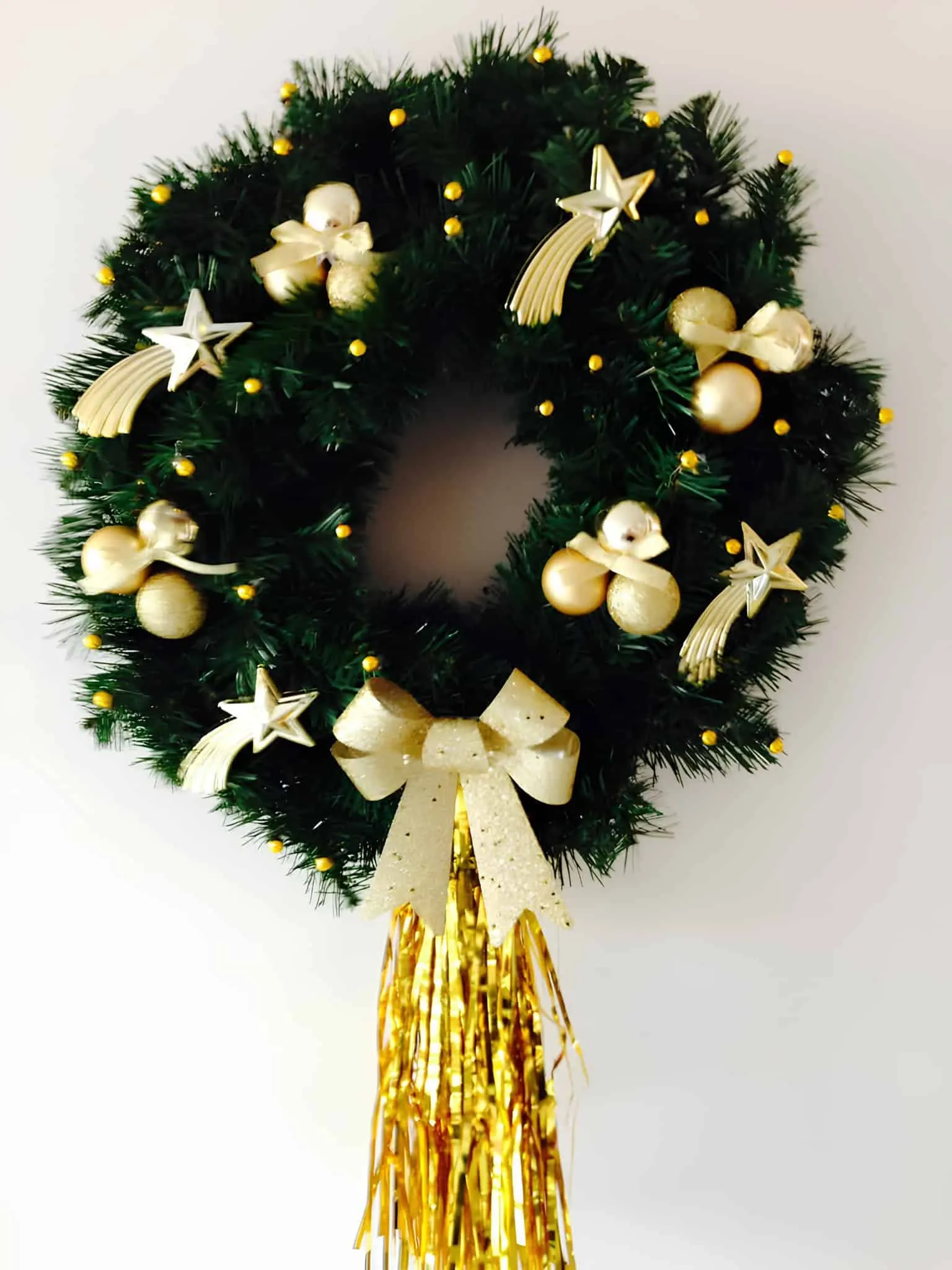 Goldene Stern-Bogen-Weihnachtskrone Goldene Stern- und Bogen-Weihnachtskrone mit glitzernden Akzenten