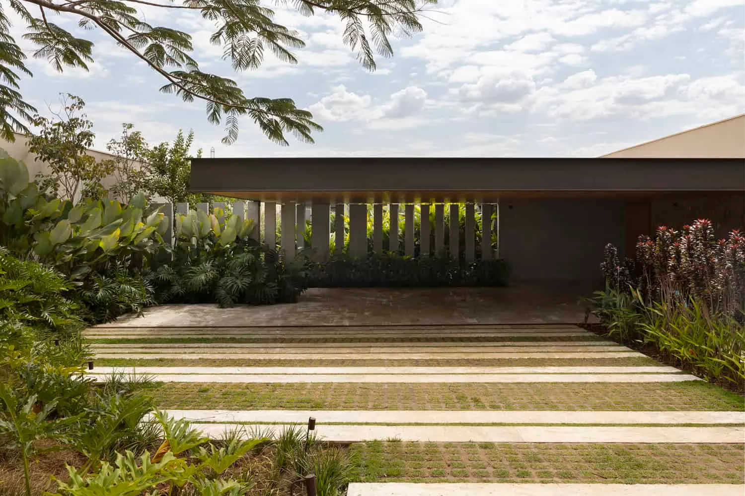 Vorderfassade und Garage des FE Hauses von N2B Arquitetura Vorderfassade und Garage des FE Hauses von N2B Arquitetura in Ribeirão Preto, Brasilien