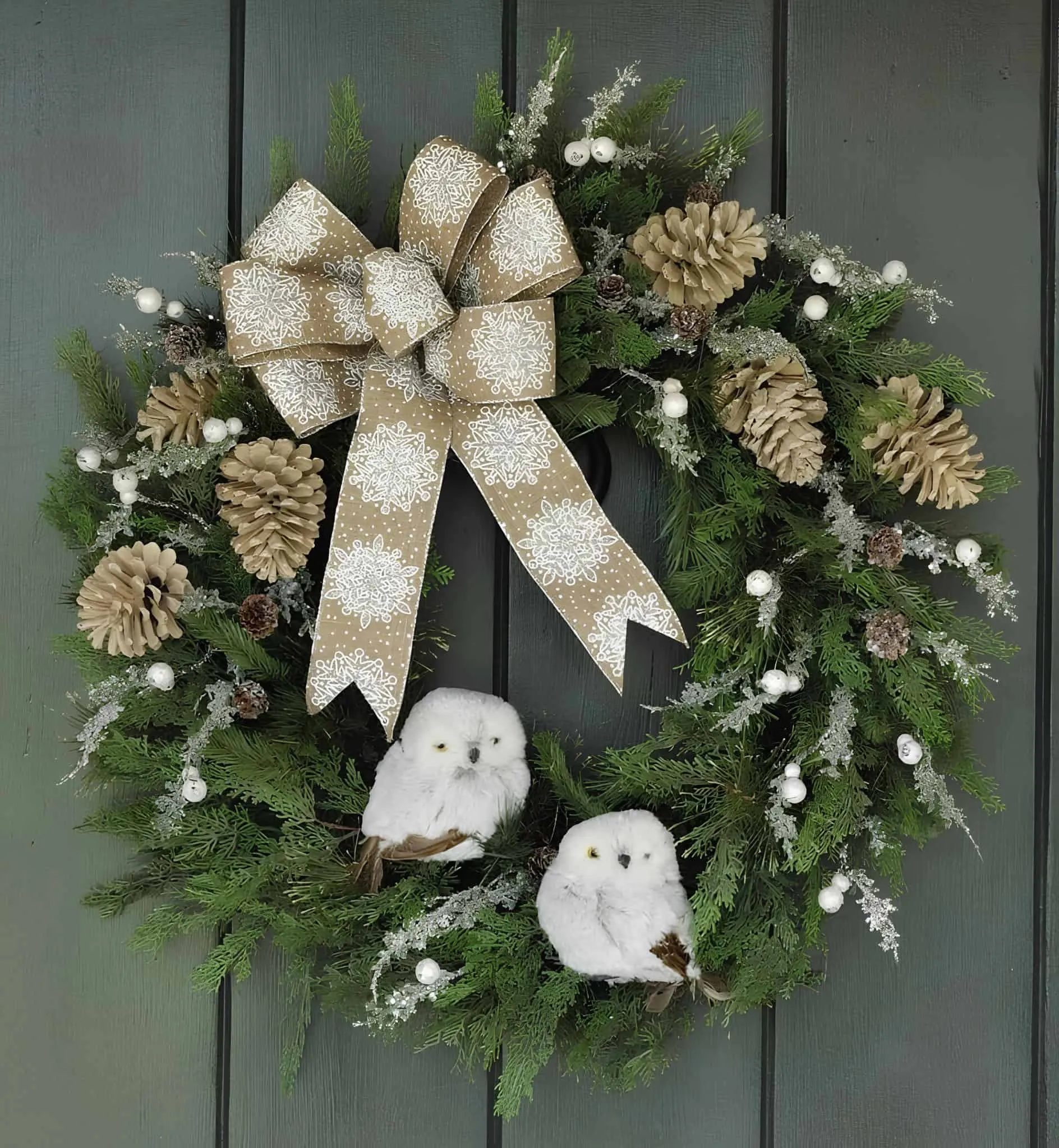 Burlap Bow Owl Pinecone Wreath Grüne Weihnachtskrone mit Kiefernzapfen, Schneeeulen und Leinenschleife
