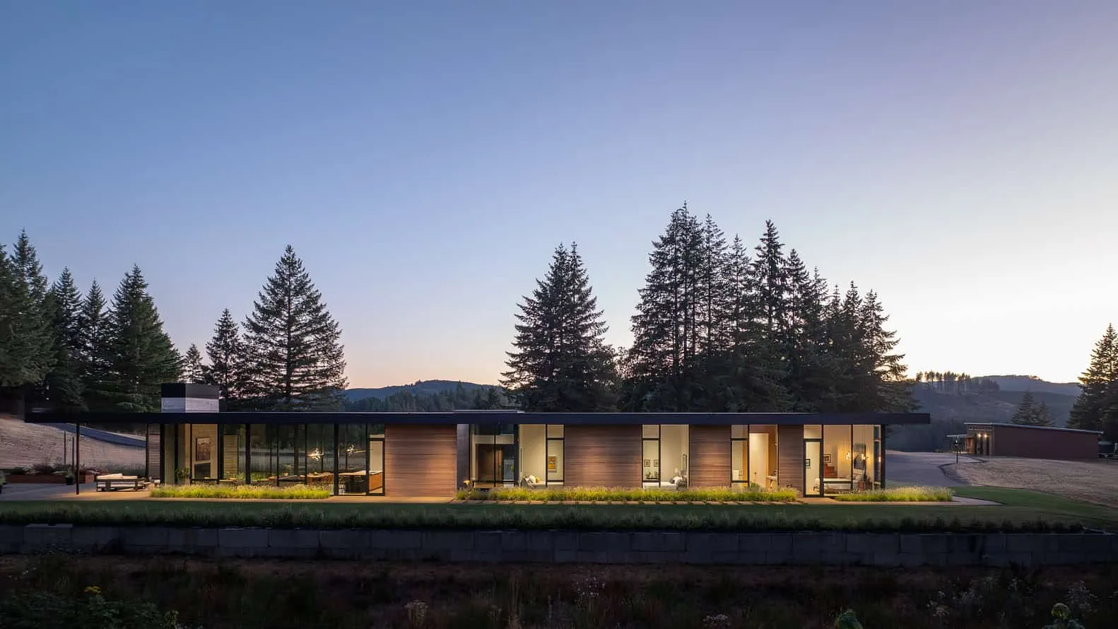 Lange Ansicht der Evening Sky Residence bei Dämmerung von Scott I Edwards Architecture Evening Sky Residence von Scott I Edwards Architecture, lange Glasfassade bei Dämmerung in McMinnville, Oregon, USA