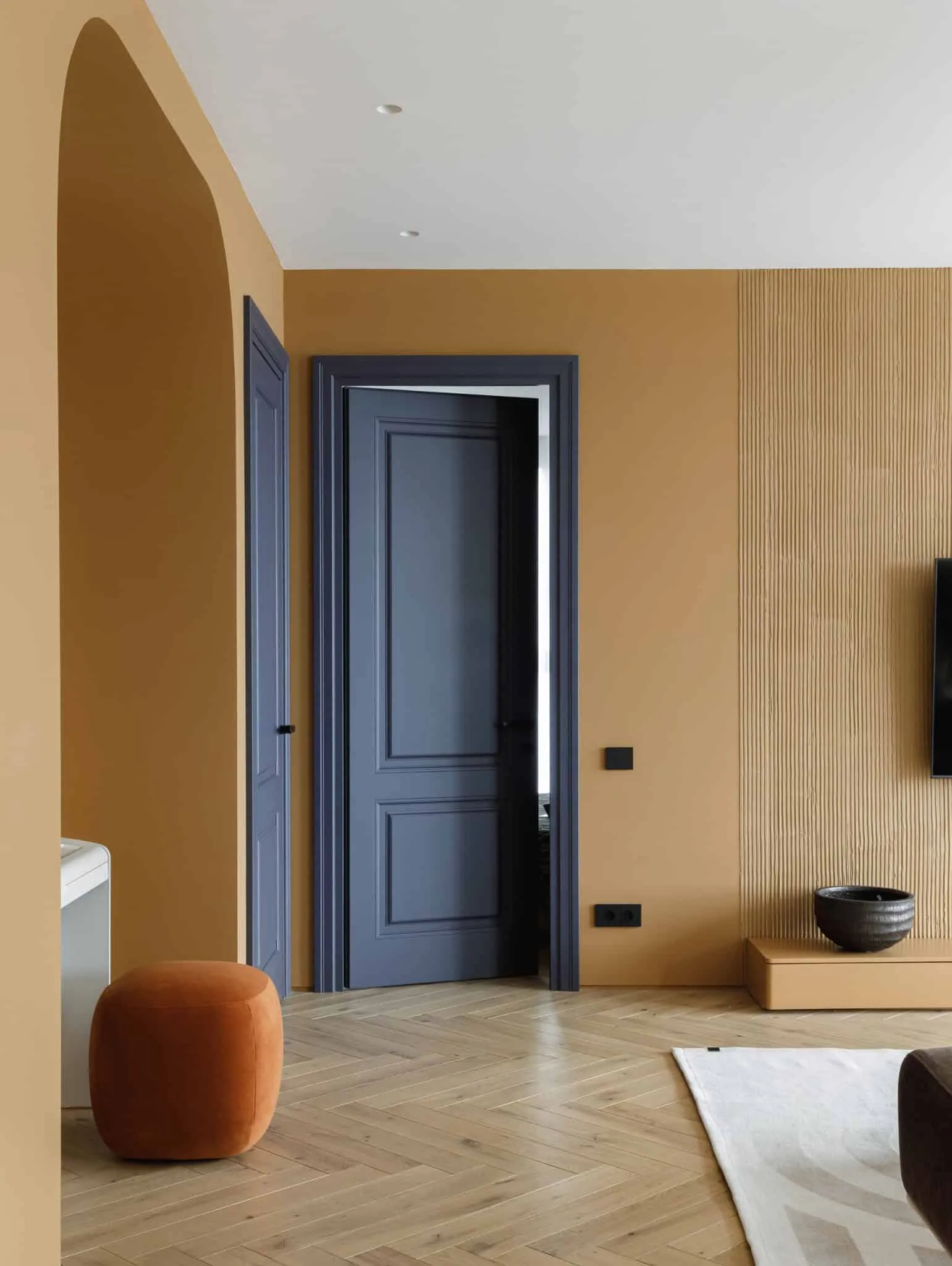 Wohnzimmer der Lesoparkovy-Wohnung mit Bogennische und blauer Tür von STARIKOVA.ARCHITECTS Wohnzimmer der Lesoparkovy-Wohnung von STARIKOVA.ARCHITECTS mit Bogennische und blauer Tür in Chelyabinsk, Russland