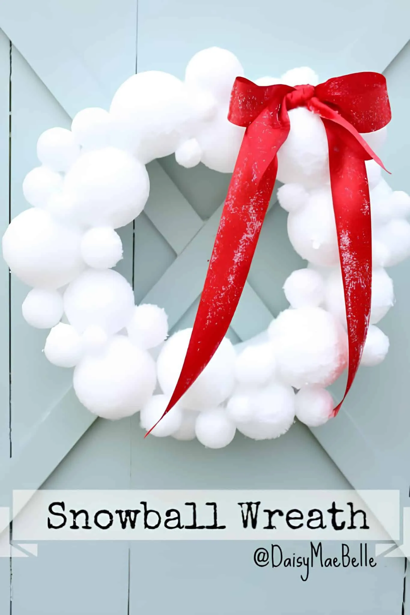 Schneeball-Weihnachtskrone mit roter Schleife Schneeball-Krone aus Baumwollbällen mit einer großen roten Schleife – ideal als Dekoration für Winterfeiertage oder als Mittelpunkt für Weihnachtsdekorationen.