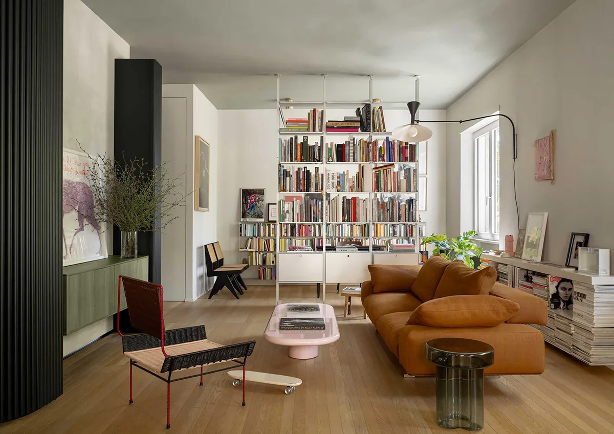 Bücherregal und Küche hinter einer Trennwand im Design einer Wohnung mit Terrasse in Rom