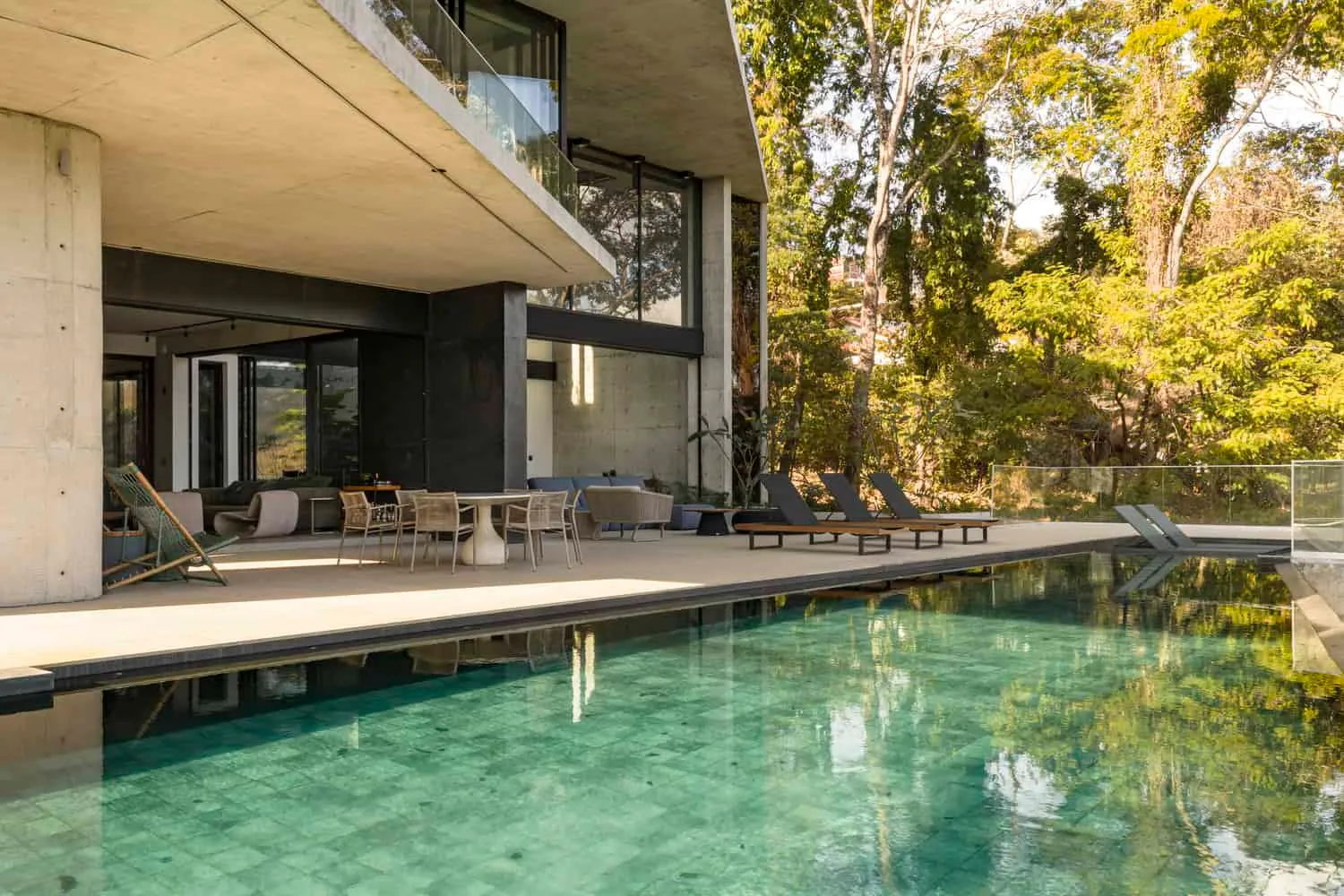 गोइआनिया में Dayala e Rafael Arquitetos Associados द्वारा डिज़ाइन किया गया Concreto House का पूलसाइड टेरेस