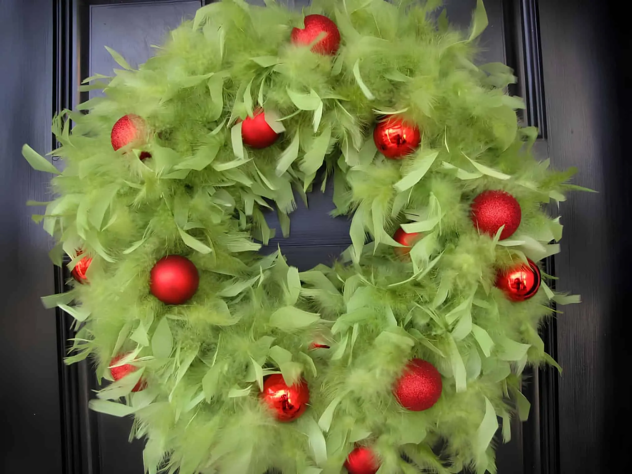 Grinch Feather Christmas Wreath Grüner Federn-Weihnachtskranz mit roten Verzierungen