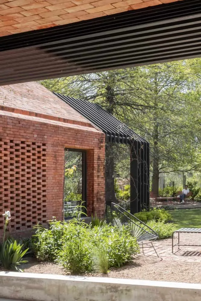 AtelierM + Nicolas Krause द्वारा House CM, पर्गोला एवं ईंटों से बनी संरचना वाला पैटियो का दृश्य, एस्कोबार, अर्जेंटीना