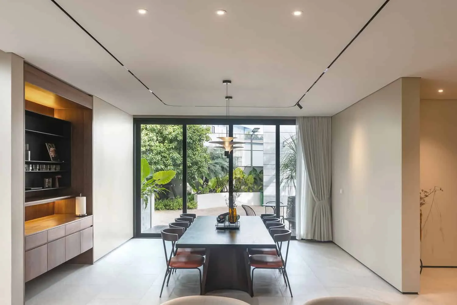 Mezzanin-Lounge des Wat Bo House mit Blick auf den Wohnbereich von UAD Architects Mezzanin-Lounge und Durchgangsbereich des Wat Bo House von UAD Architects mit Blick auf den Wohnraum in Kambodscha