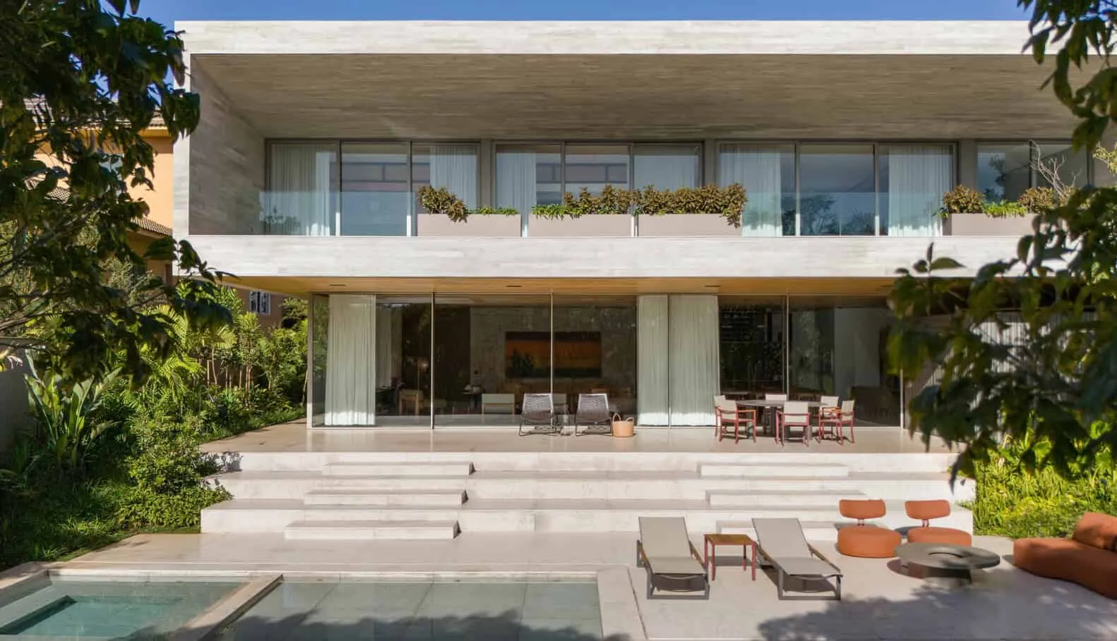 Hinterfassade des Hauses AL mit Pool-Terrasse von N2B Arquitetura Hinterfassade des Hauses AL mit Pool-Terrasse von N2B Arquitetura in Vila do Golfe, Brasilien