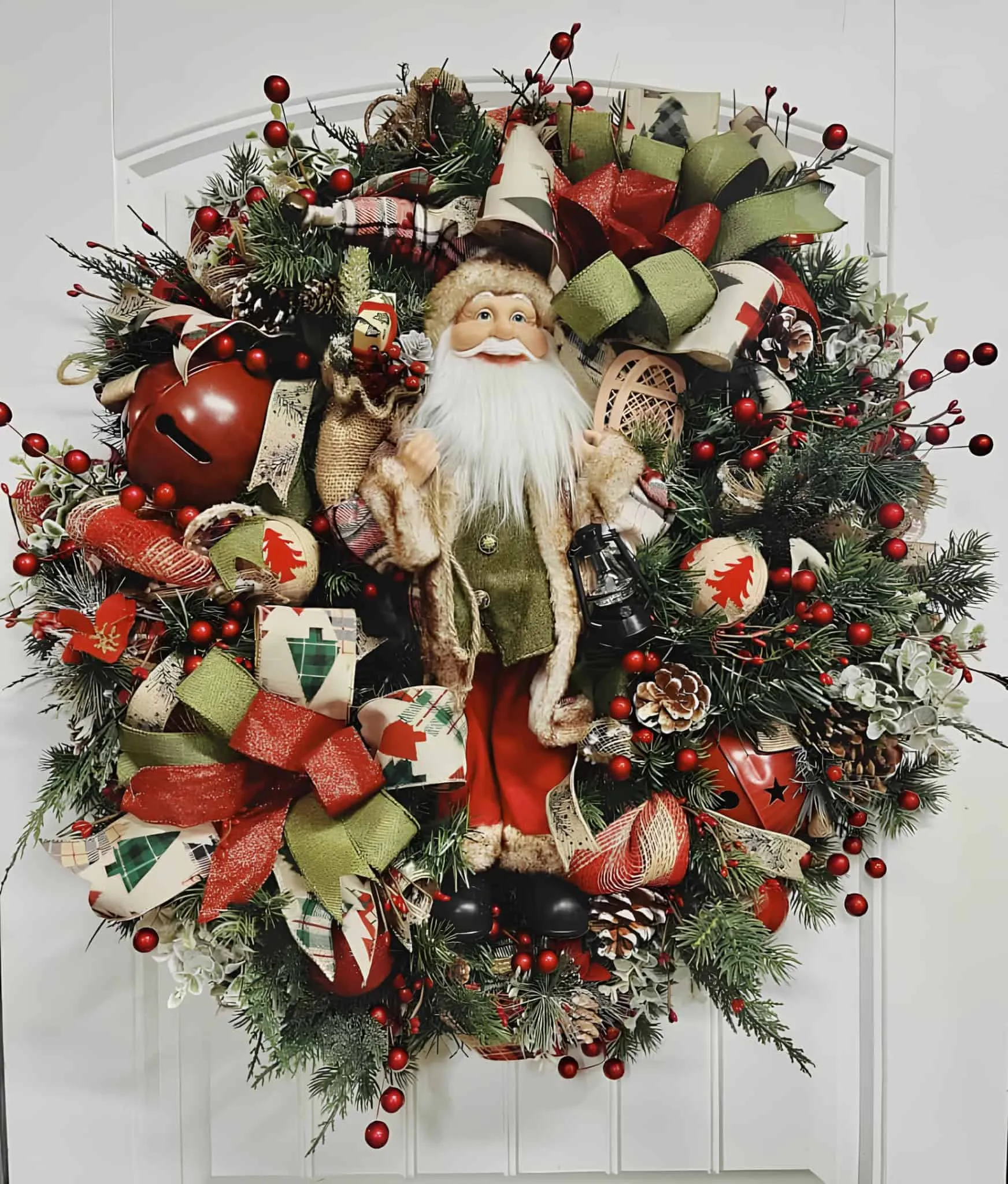 Ländlicher Wald-Santa-Kranz Festlicher Weihnachtskranz mit Santa-Figur, Kiefernzapfen, roten Beeren, Feiertagsbändern und immergrünen Zweigen – perfekt für die Weihnachtsdekoration zu Hause.