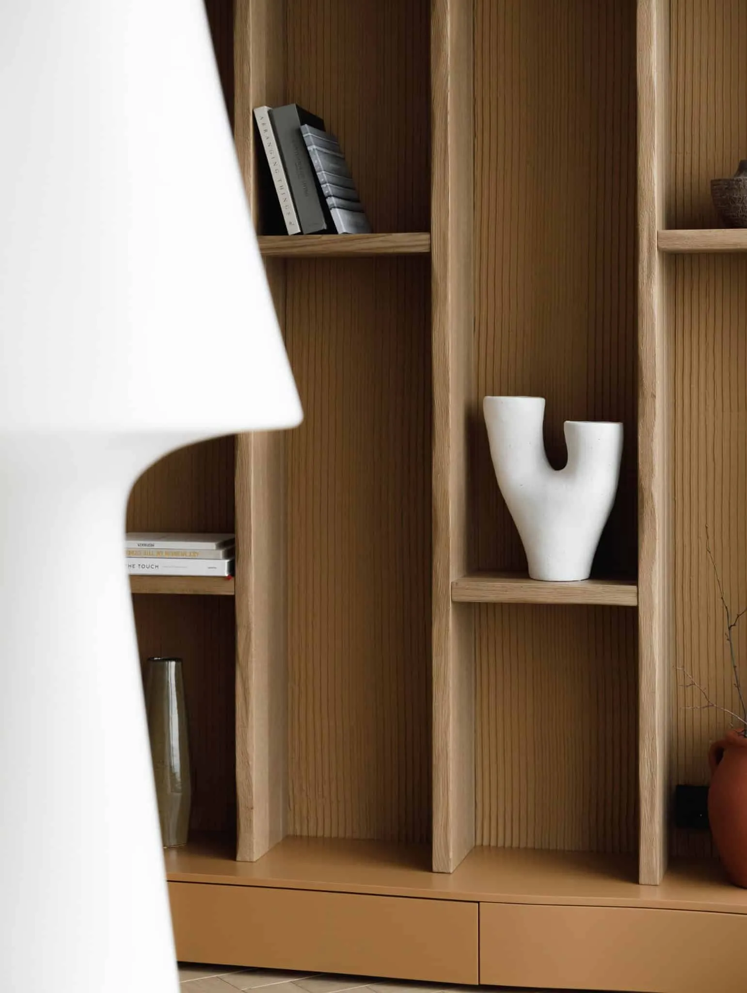 Detail der Regale und Vase im Wohnzimmer der Lesoparkovy-Wohnung von STARIKOVA.ARCHITECTS Regale im Wohnzimmer der Lesoparkovy-Wohnung zusammen mit einer skulpturalen weißen Vase von STARIKOVA.ARCHITECTS in Chelyabinsk, Russland