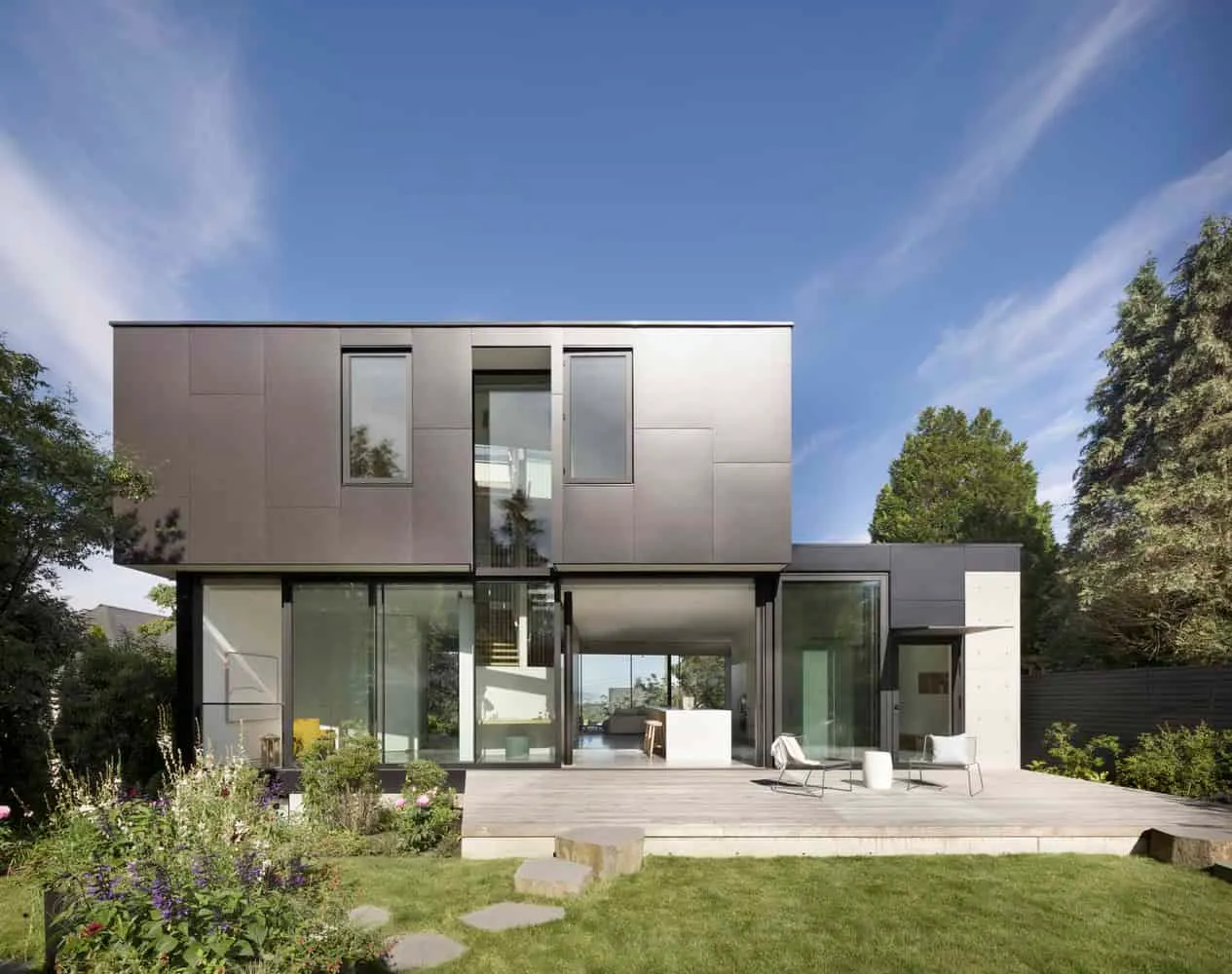 Yield House Front Elevation by Splyce Design Yield House von Splyce Design – Frontansicht eines modernen Wohnhauses in Vancouver
