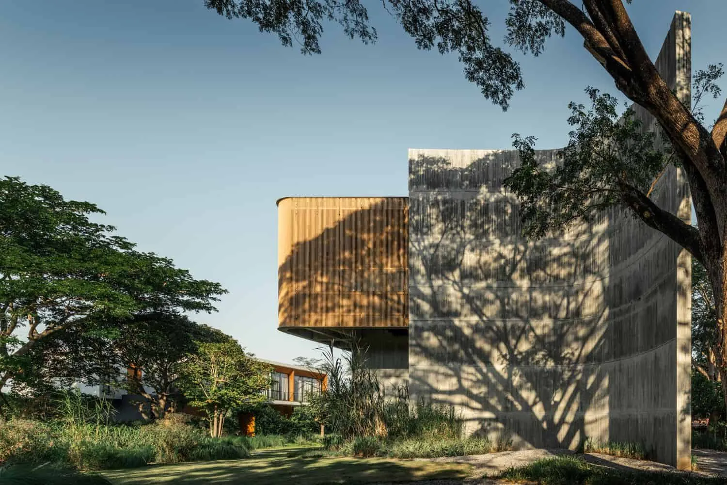W House II Curved Concrete End Wall von IDIN Architects Gekrümmte Betonendewand der W House II von IDIN Architects in Thailand