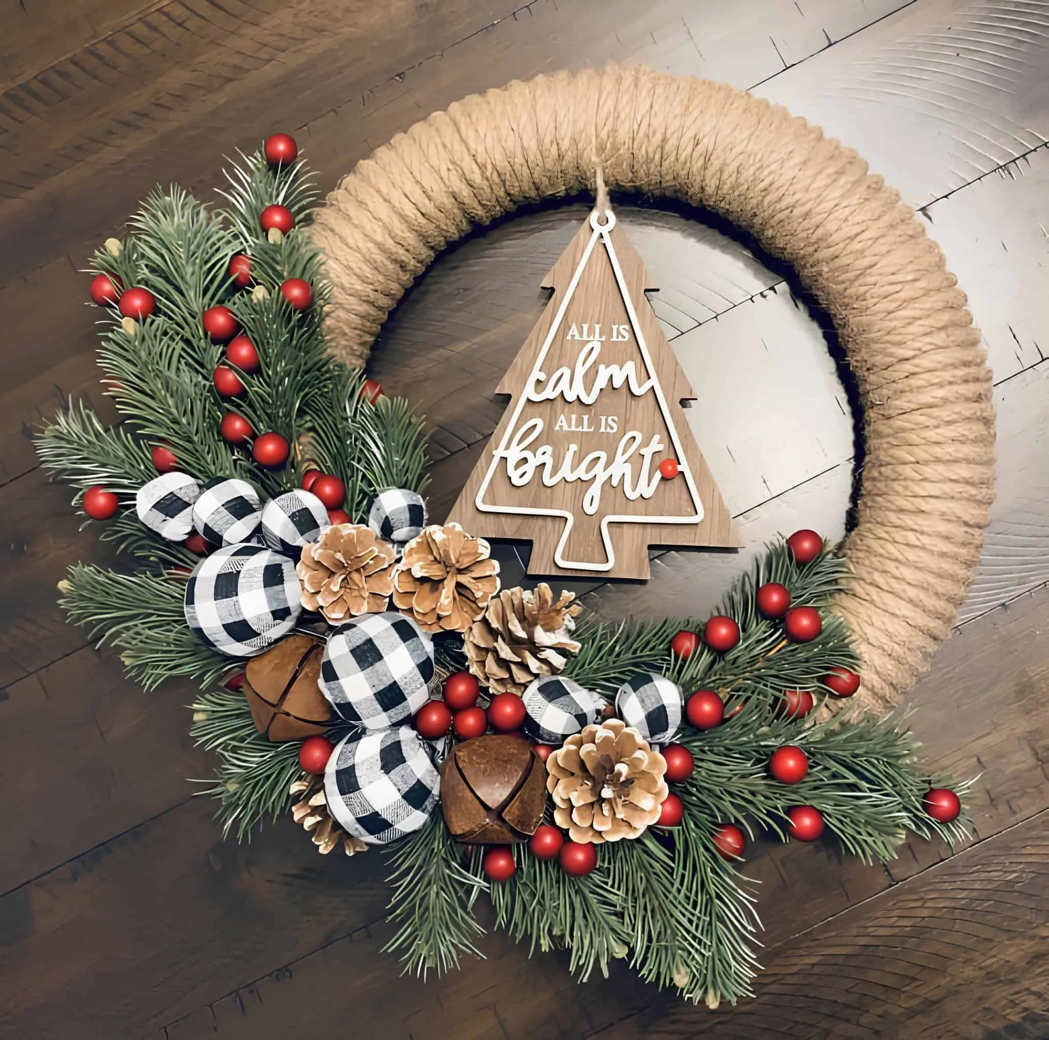Farmhaus-Buffalo-Plaid-Kiefernzapfen-Kranz Gemütlicher Farmhaus-Kranz mit Buffalo-Plaid-Dekorationen, Kiefernzapfen, roten Beeren und Glöckchen