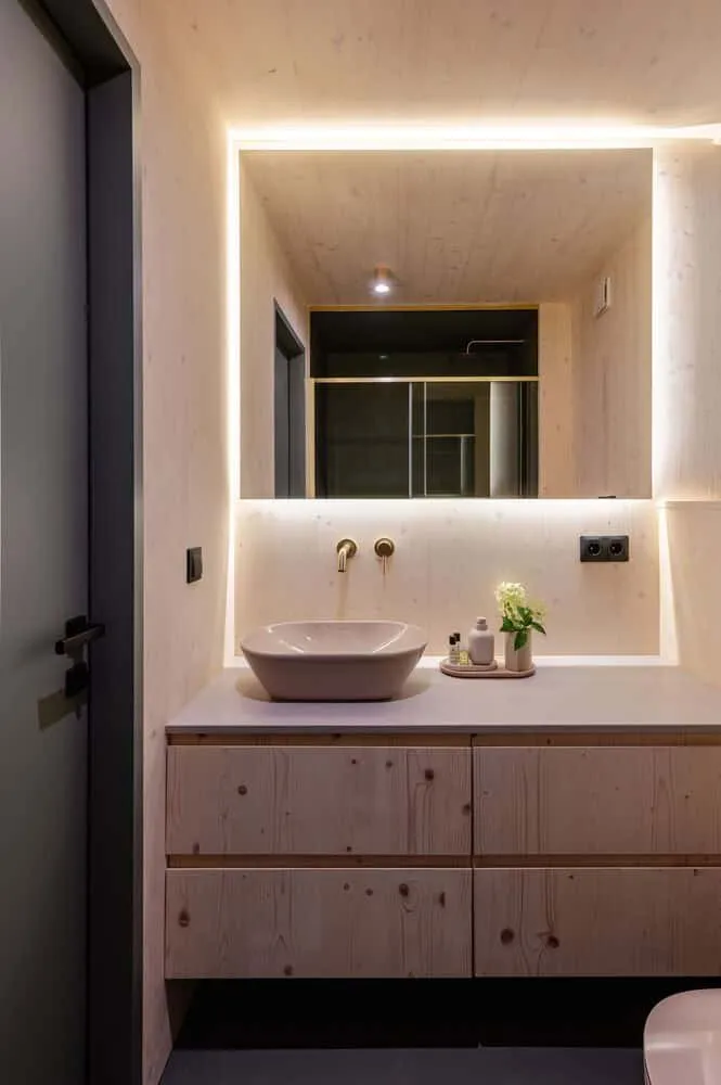 हंगरी के Monolith Lodge में लकड़ी से बना बाथरूम वैनिटी