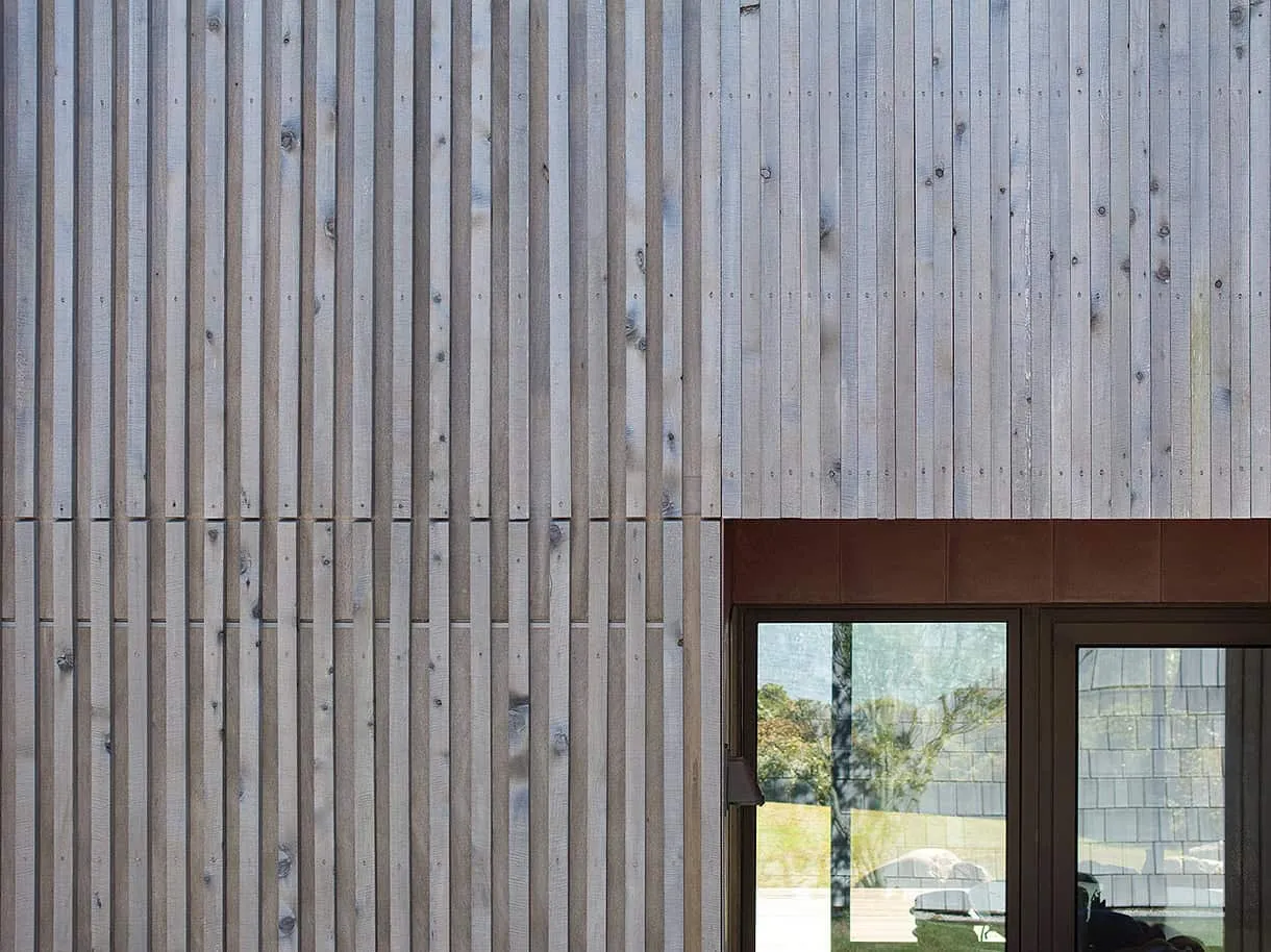 रोड आइलैंड स्थित Mohegan Trail Residence की ऊर्ध्वाधर लकड़ी की सतह का विवरण, Bates Masi + Architects द्वारा