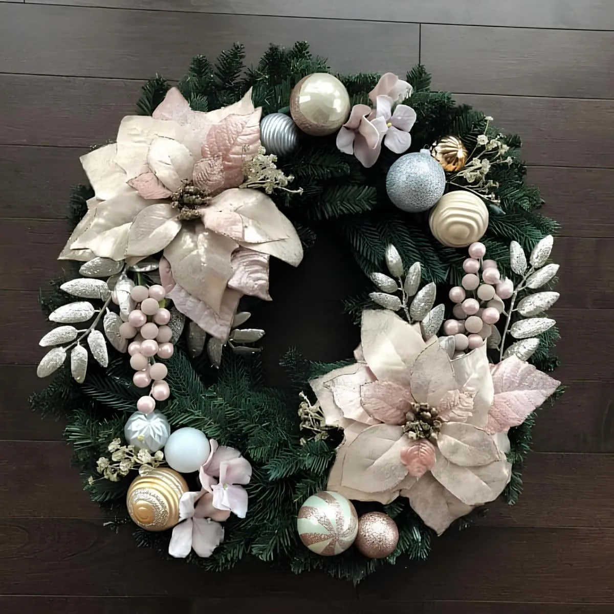Elegante Weihnachtskranz mit Poinsettien Eleganter Weihnachtskranz mit Poinsettien, Verzierungen und Grünpflanzen