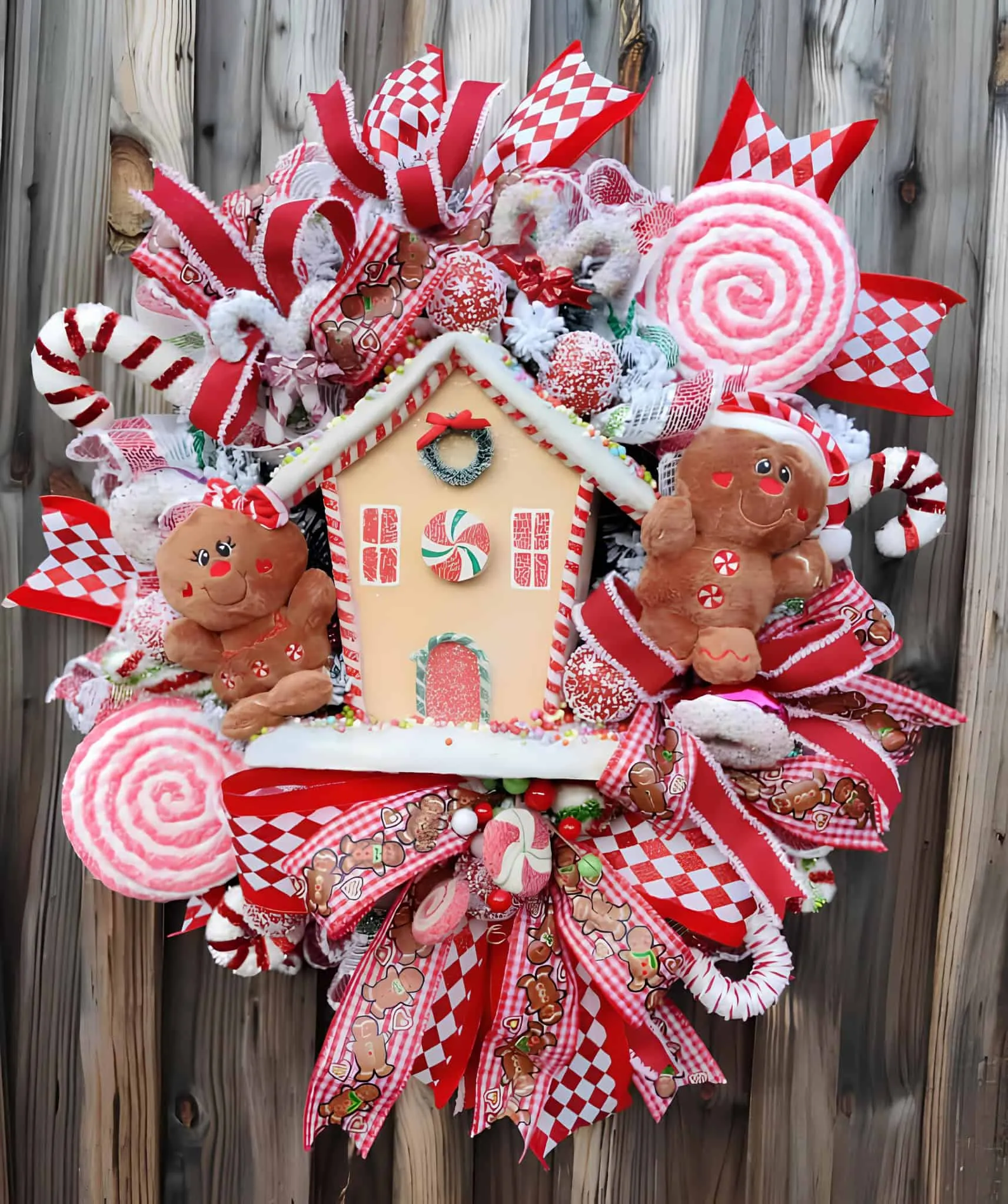 Zimtstangenhaus-Bänderweihnachtskranz Fantastischer Bänderkranz mit Zimtstangenhaus, Zuckerstangen und karierten Bändern