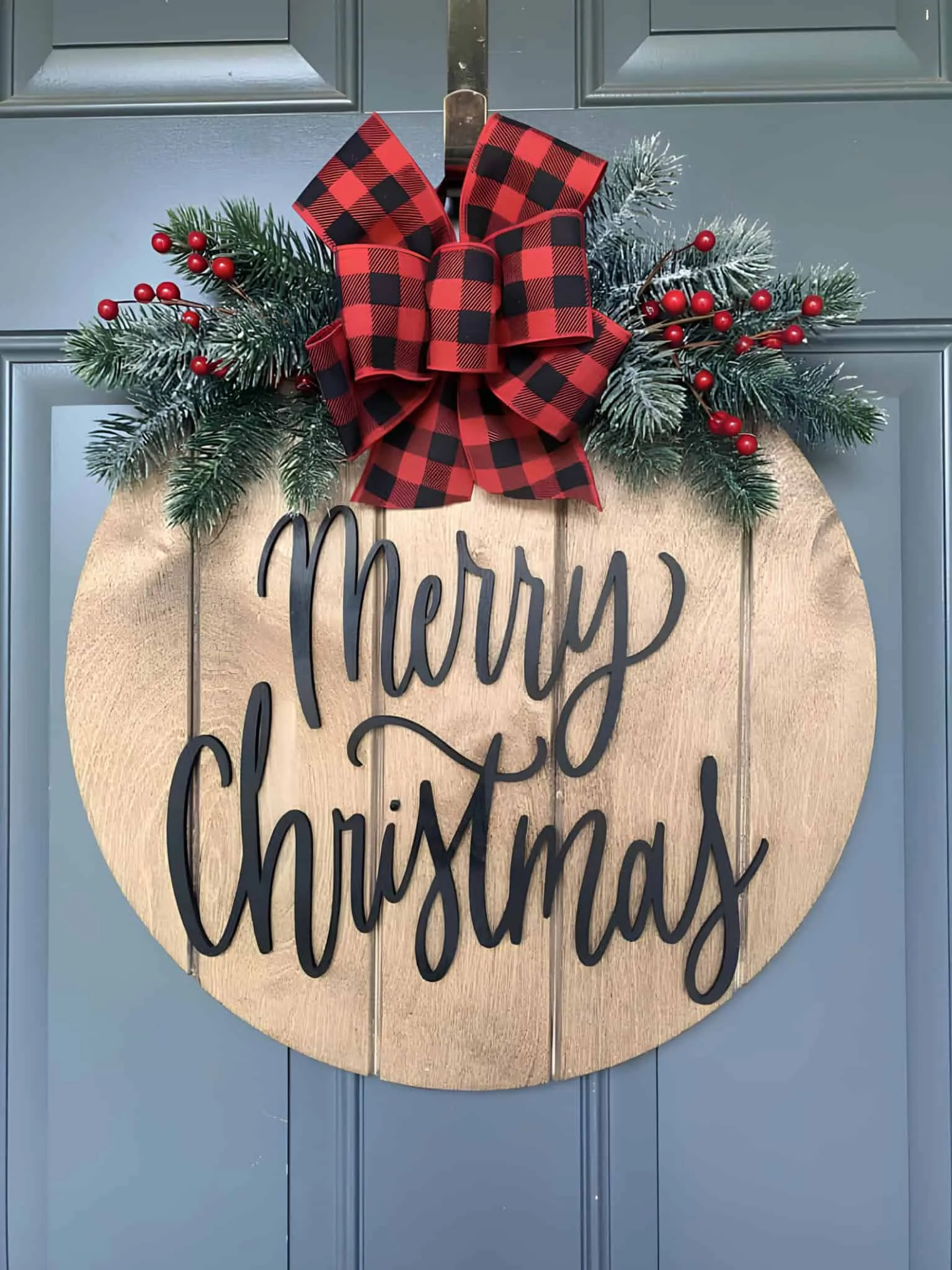Buffalo-Plaid-Bow-Türhänger zum frohen Weihnachtsfest Runder Holztürhänger zum frohen Weihnachtsfest mit Buffalo-Plaid-Bow, Kiefernholz und roten Beeren