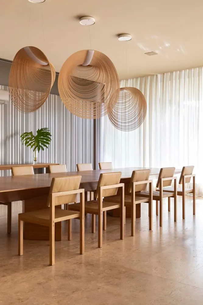 Hängelampen im Esszimmer des FE House von N2B Arquitetura Esszimmer mit skulpturalen Hängelampen im FE House von N2B Arquitetura