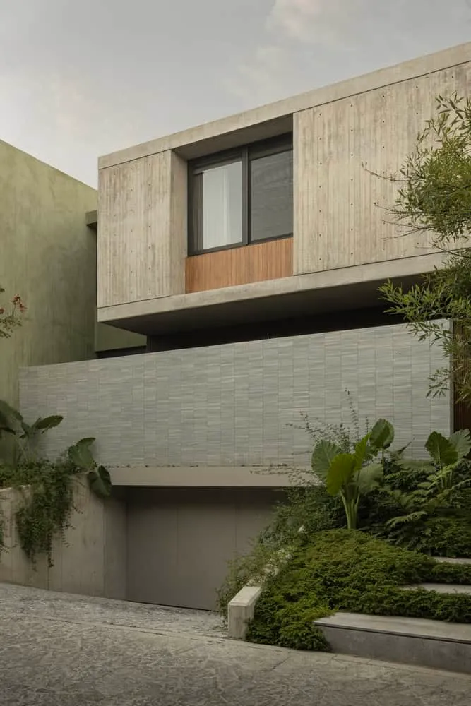 Casa DLCA Straßenansicht von 0studio Arquitectura Straßenansicht von Casa DLCA von 0studio Arquitectura in Zapopan, Mexiko