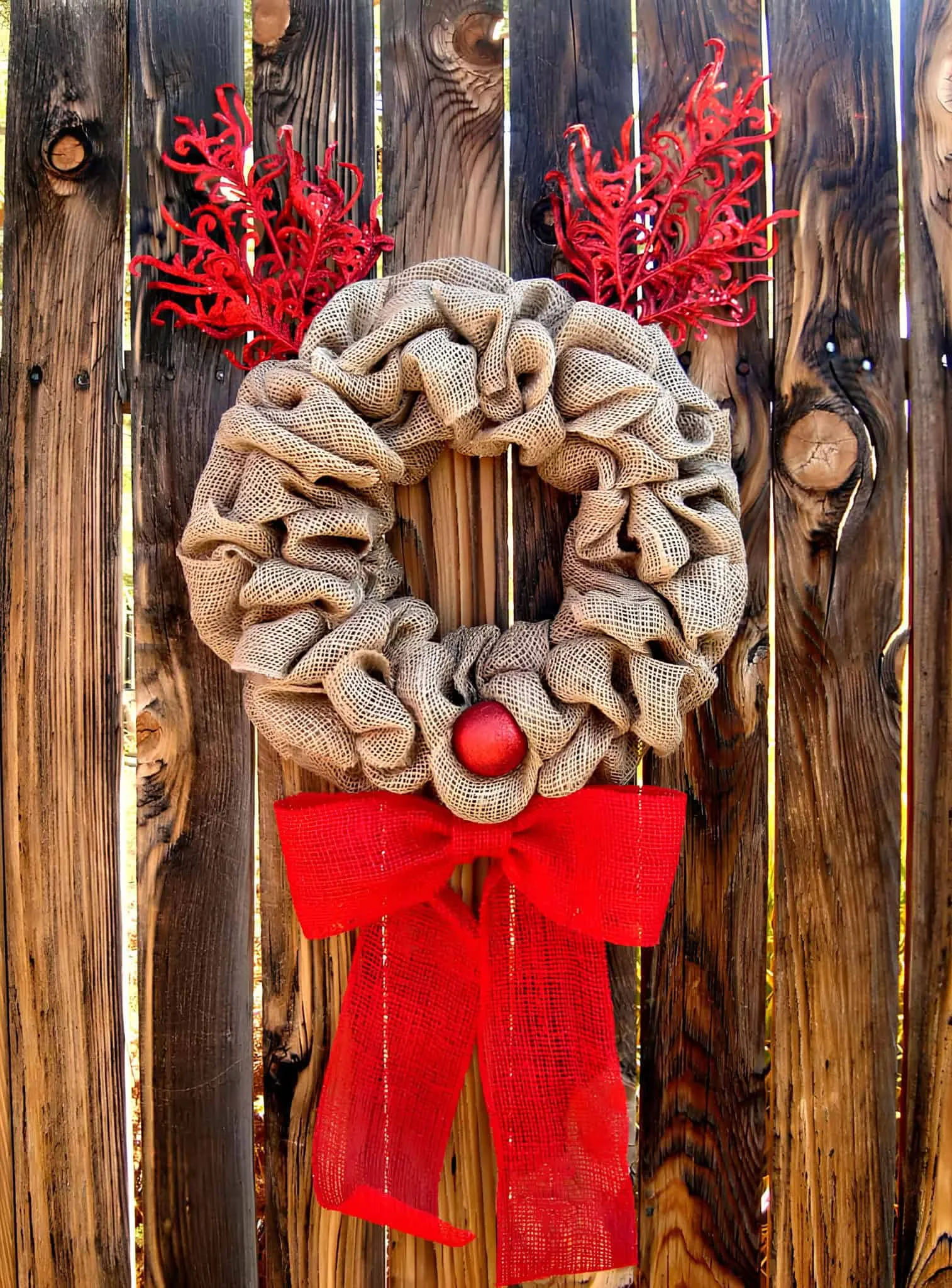 Rentierhörner-Roter-Bogen-Leinenkranz Natürlicher Leinen-Weihnachtskranz mit roten Rentierhörnern, roter Nase und einem großen roten Bogen