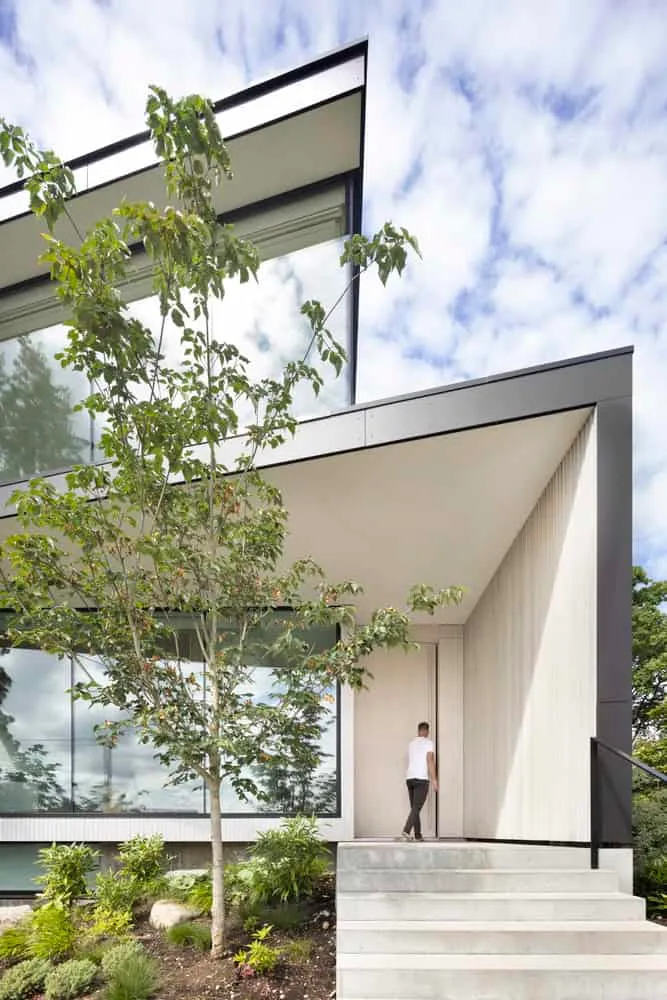 Eingangsporche des Yield House von Splyce Design Eingangsporche des Yield House von Splyce Design – moderne Architektur in Vancouver