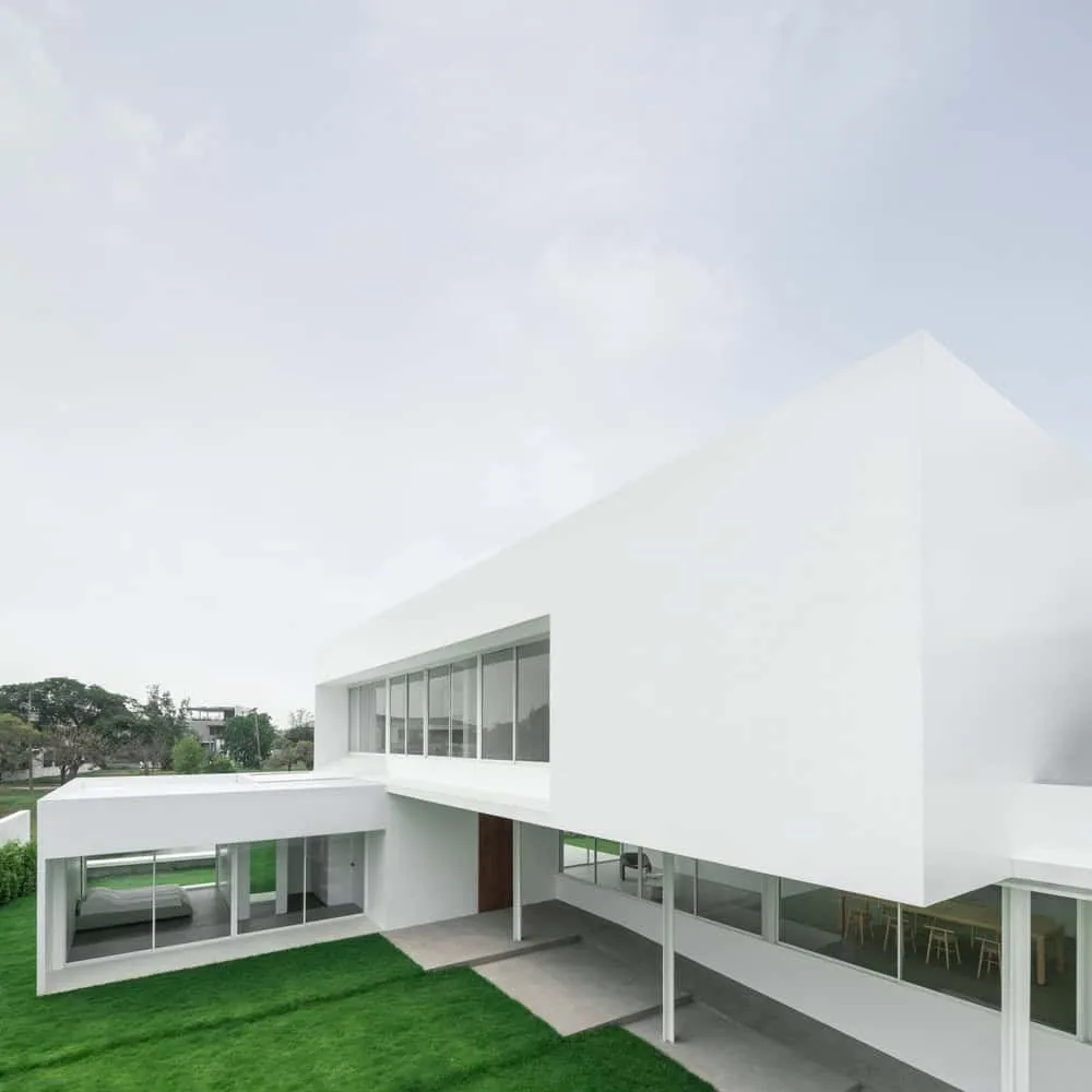 CORE Cluster设计的Lucent House庭院立面图 泰国帕南地区CORE Cluster设计的Lucent House庭院立面图
