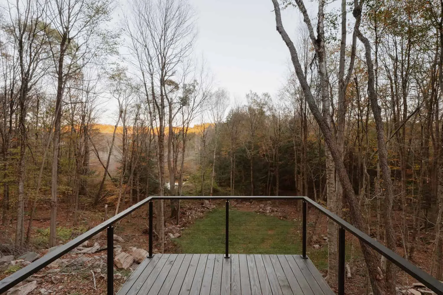Blick vom Terrassen des Forest Edge House auf den Wald von Marc Thorpe Design Terrasse des Forest Edge House mit Ausblick auf eine Lichtung im Wald in New York