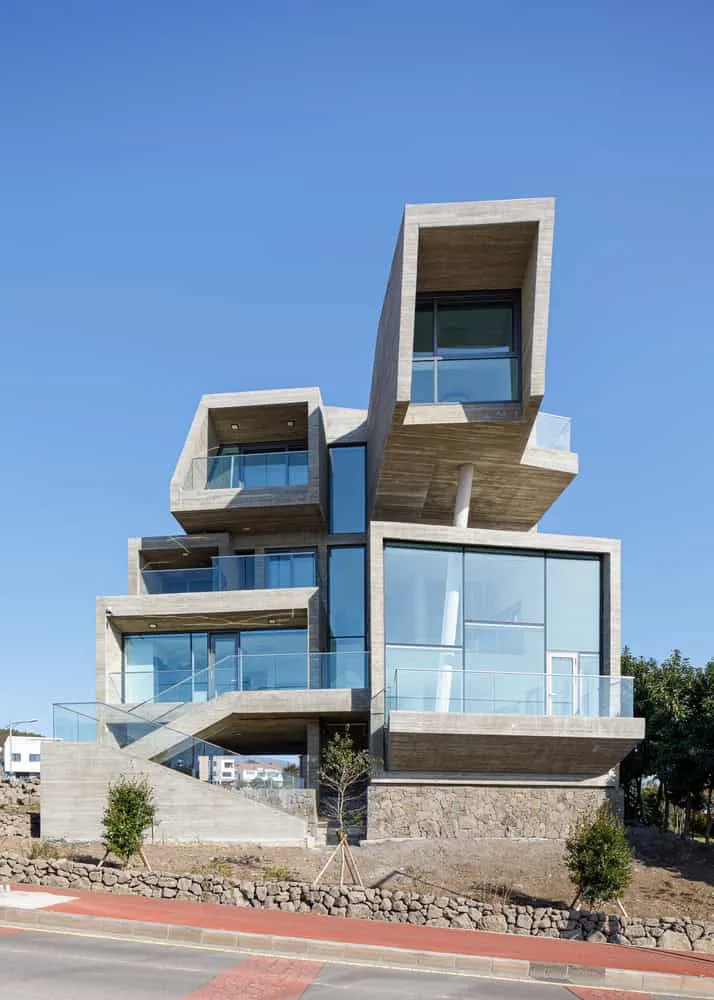 Pacific Residence Front Facade Cantilevers Daytime by Moon Hoon Vordere Fassade der Pacific Residence von Moon Hoon mit Überhängen bei Tageslicht in Seogwipo