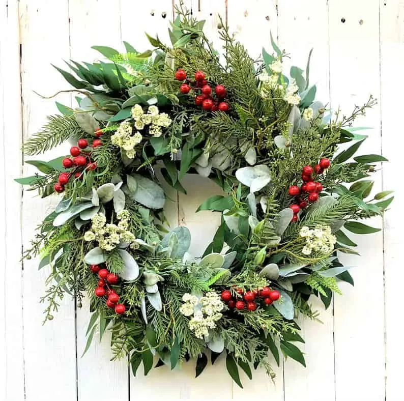 Eucalyptus and Berry Christmas Wreath Natürliche Eukalyptus-Weihnachtskrone mit roten Beeren und weißen Blüten