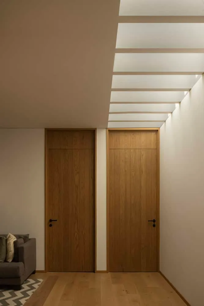Casa DLCA Wohnzimmer von 0studio Arquitectura Innenraum des Wohnzimmers von Casa DLCA bei 0studio Arquitectura in Zapopan, Mexiko