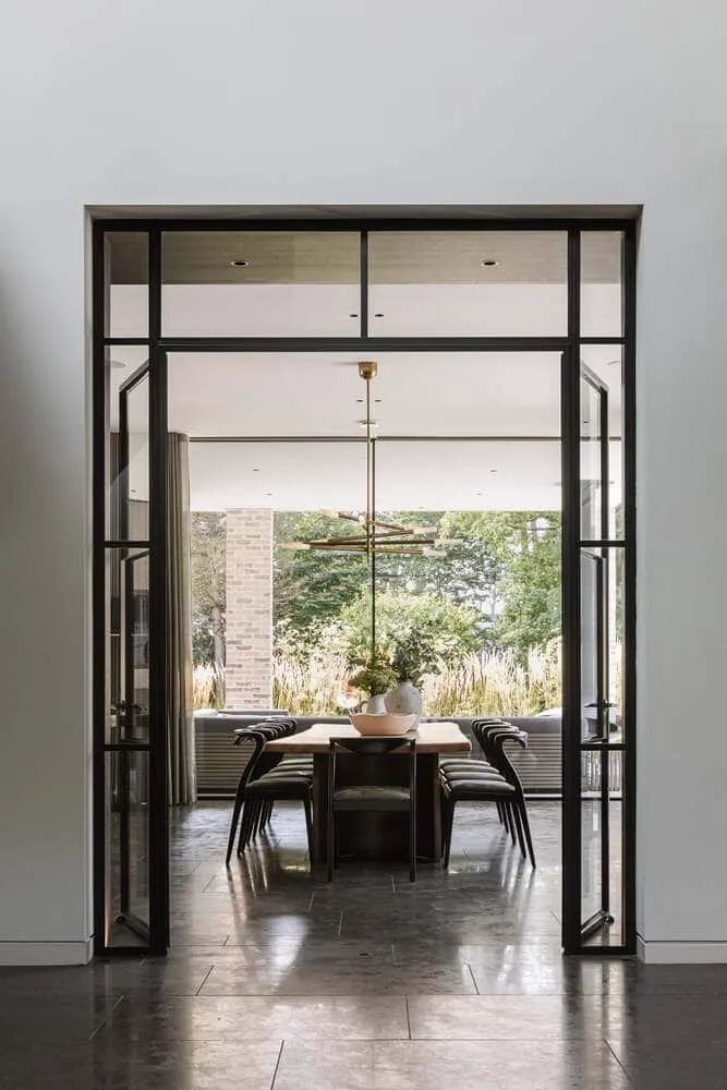 यूनाइटेड किंगडम के बकिंघमशायर में स्थित Des Ewing Architects द्वारा डिज़ाइन किए गए Weavers – Seer Green House का डाइनिंग रूम, जिसमें बड़ी-बड़ी खिड़कियाँ हैं एवं बगीचे का नज़ारा दिखता है