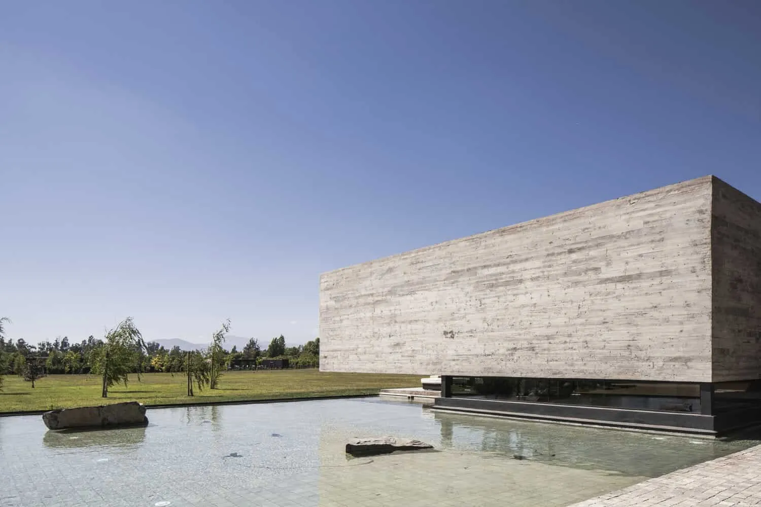 House La Primavera Reflecting Pond North Volume by Nicolas Vicente House La Primavera von Nicolas Vicente – Spiegelteich und Betonbaukörper, Chile