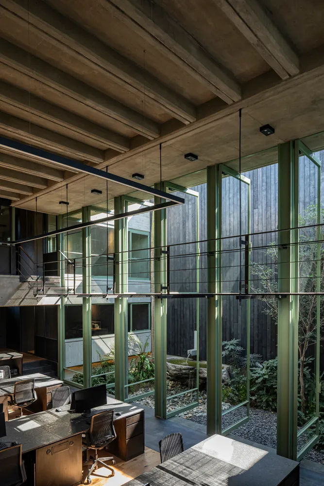 Di Frenna Arquitectos设计的Di Frenna Architects Atelier办公区域 位于科利马市的Di Frenna Architects Atelier内可俯瞰庭院的办公区域