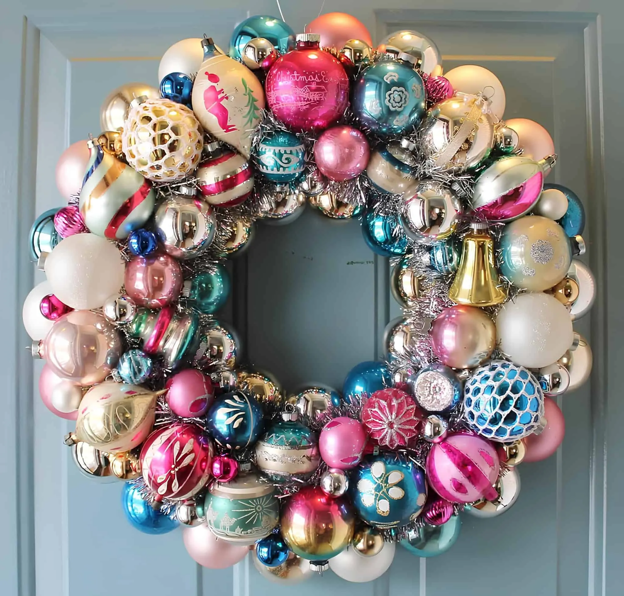 Vintage Ornament Christmas Wreath Vintage-Verzierungs-Weihnachtskranz mit farbenfrohen retro Glitzersteinen