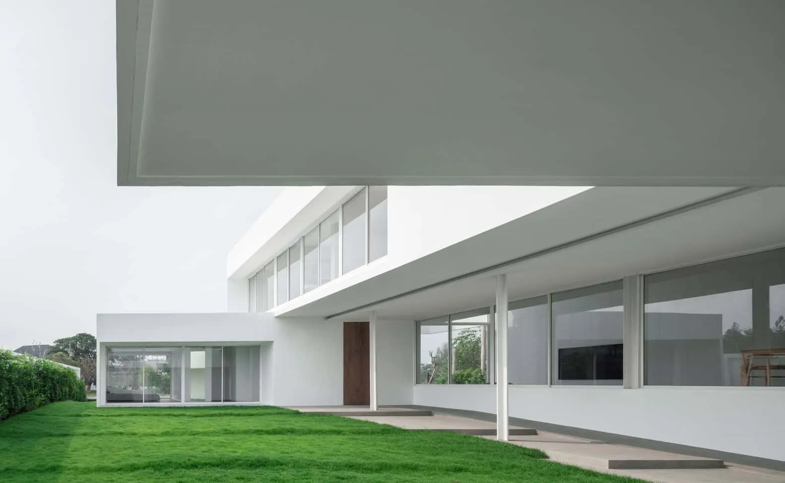 CORE Cluster设计的Lucent House庭院草坪覆盖式步道 泰国帕南地区CORE Cluster设计的Lucent House庭院草坪及覆盖式步道