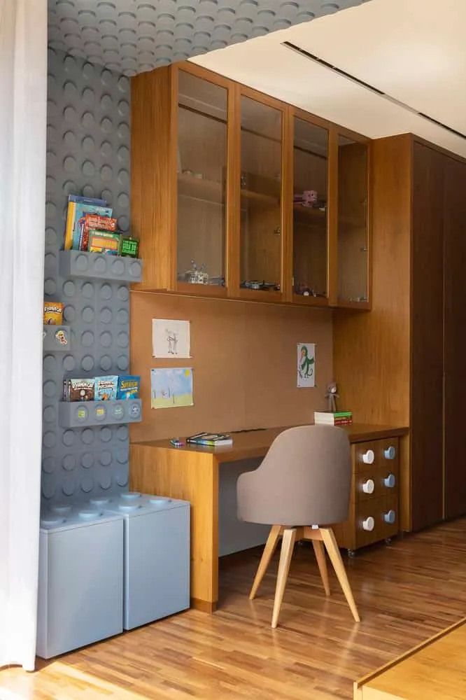 Kinderzimmer im FE House von N2B Arquitetura Lernbereich im Kinderzimmer mit LEGO-Wand im FE House von N2B Arquitetura