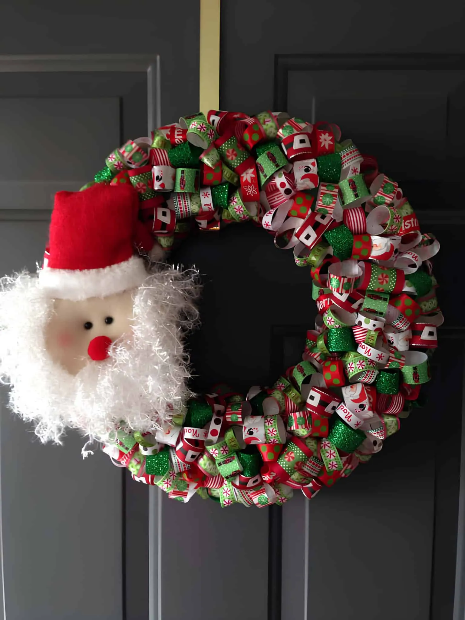 Santa-Kopf-Schleifen-Kranz Festlicher Weihnachtskranz mit Santa-Kopf und bunten Bändern