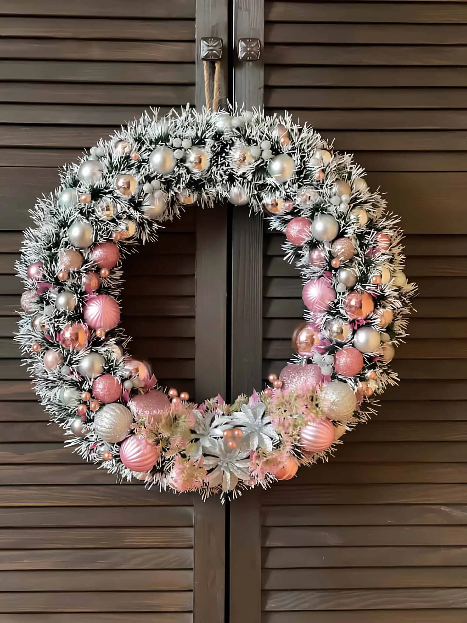 Blush & Silberlaterne-Weihnachtskranz Kranz aus Blush-Elementen und silbernen Laternen mit gefroster Grünpflanze sowie Schmuckkugeln