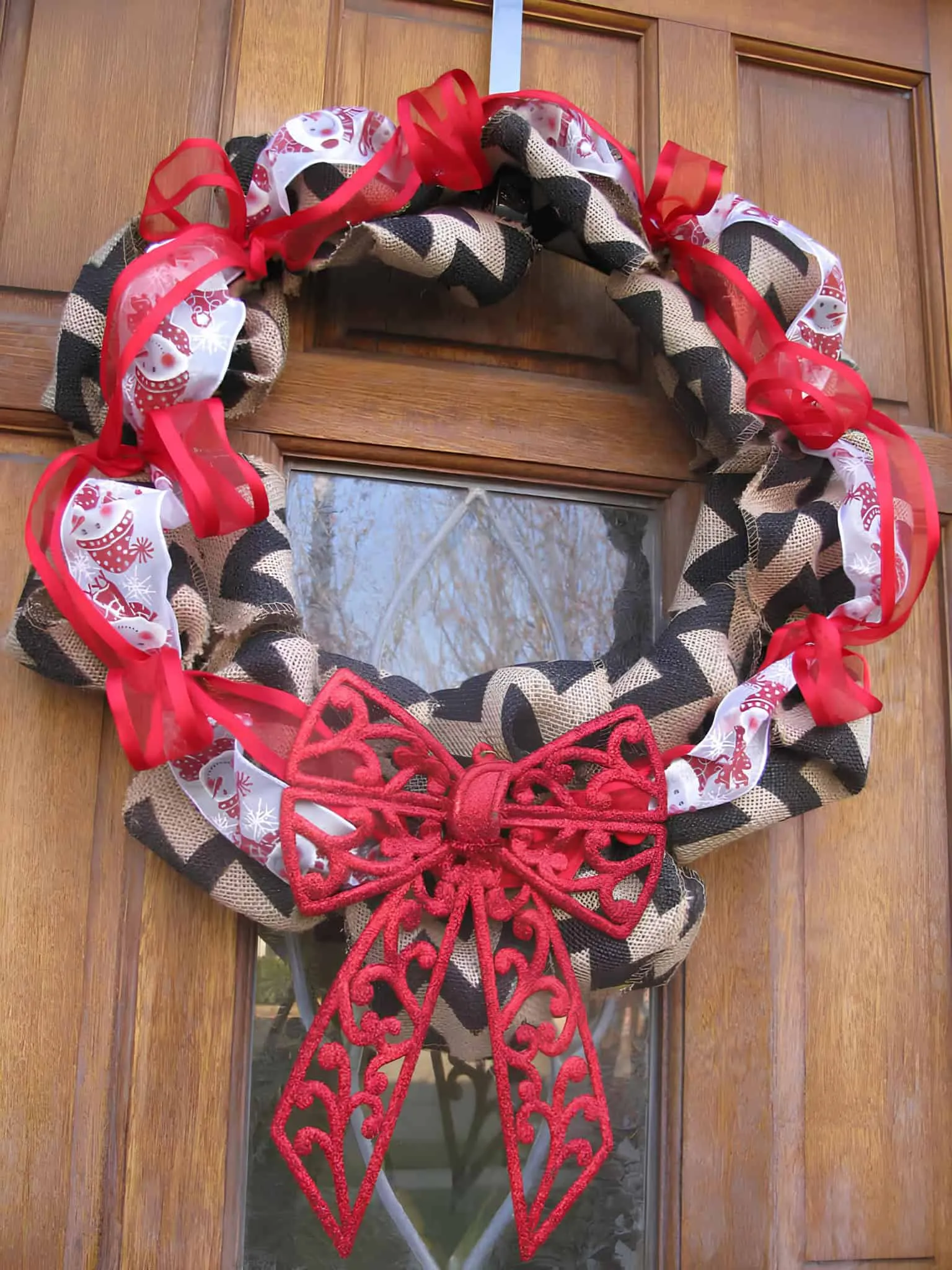 Jutekrone im Chevron-Muster mit Rotglitzerband Jutekrone im Chevron-Muster mit roter Schleife und glitzernder auffälliger Schleife
