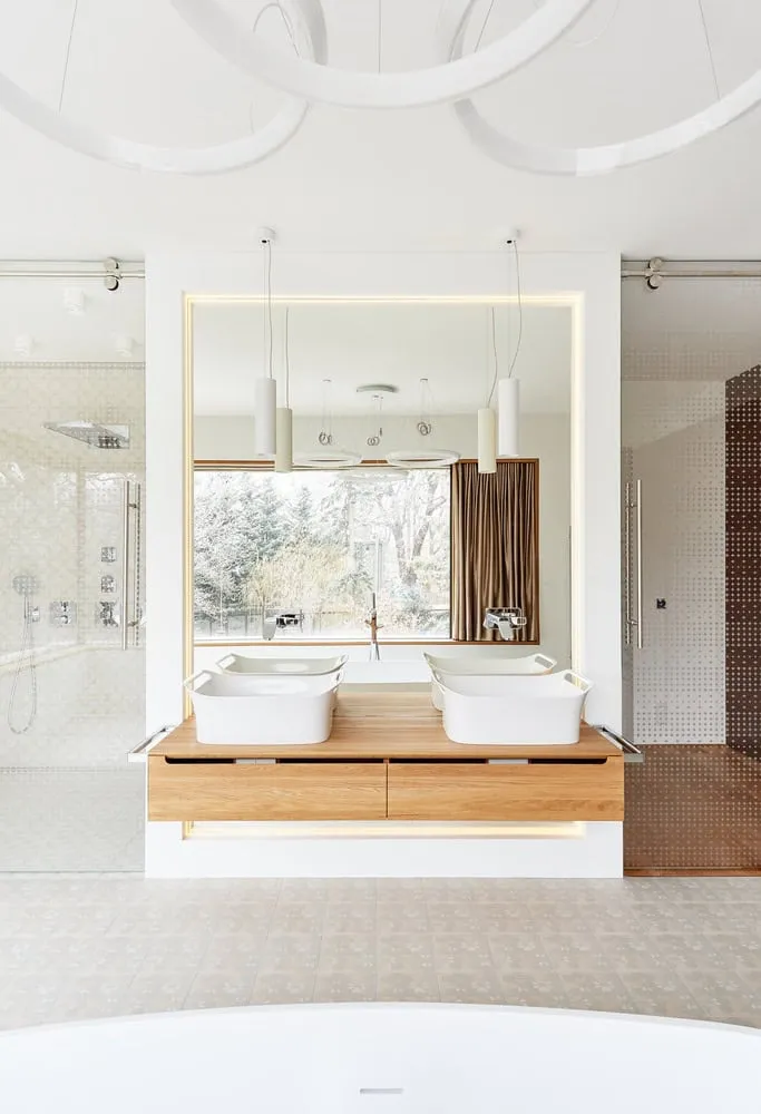 Badezimmer Villa Vista mit Doppelschminktisch von Znameni Ctyr Architekti Badezimmer Villa Vista mit Doppelschminktisch und Holzarbeitsplatte von Znameni Ctyr Architekti in Prag
