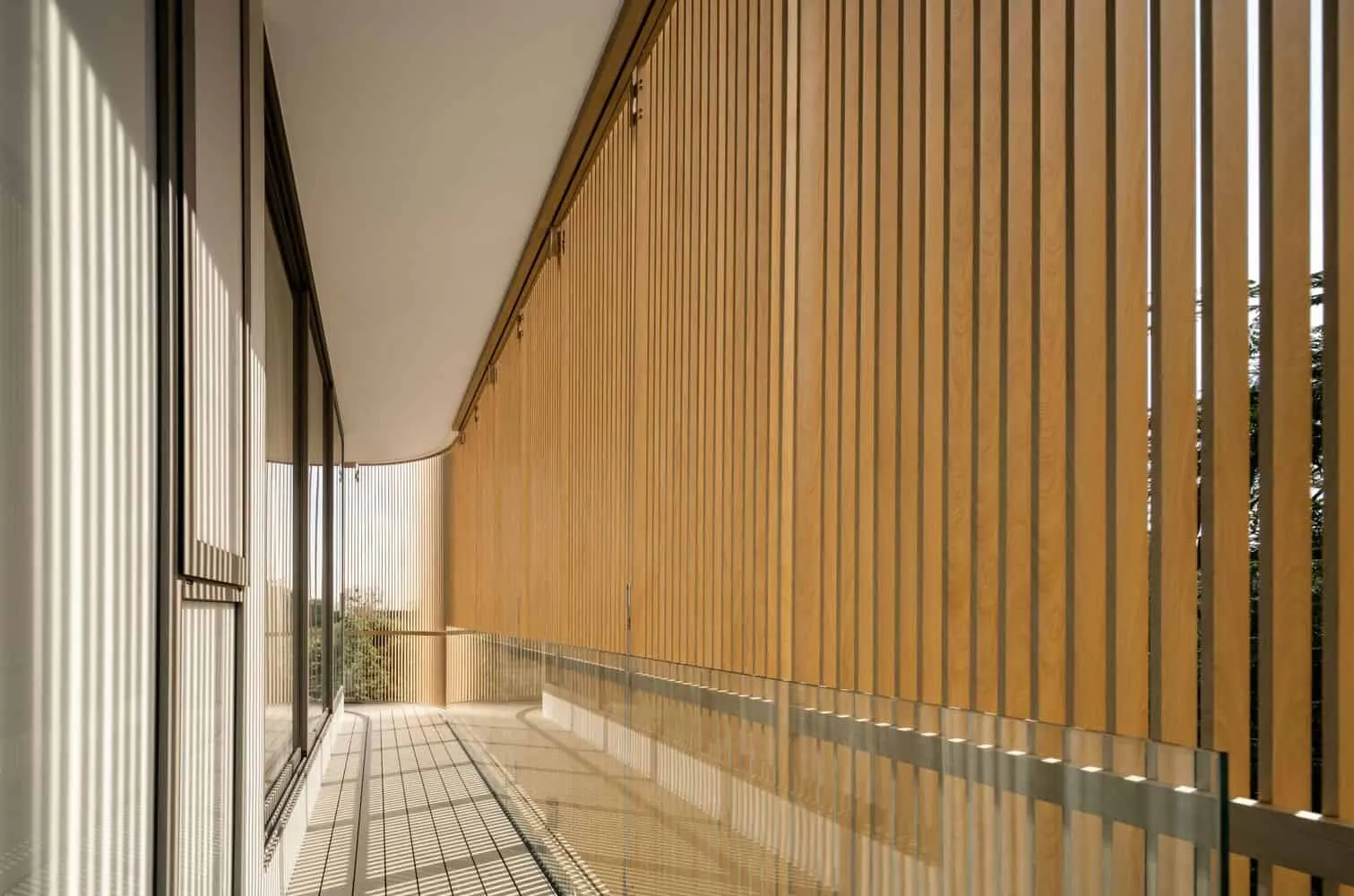 Balkonkorridor mit Holzgittern in W House II von IDIN Architects Balkonkorridor mit Holzgittern in W House II von IDIN Architects in Thailand