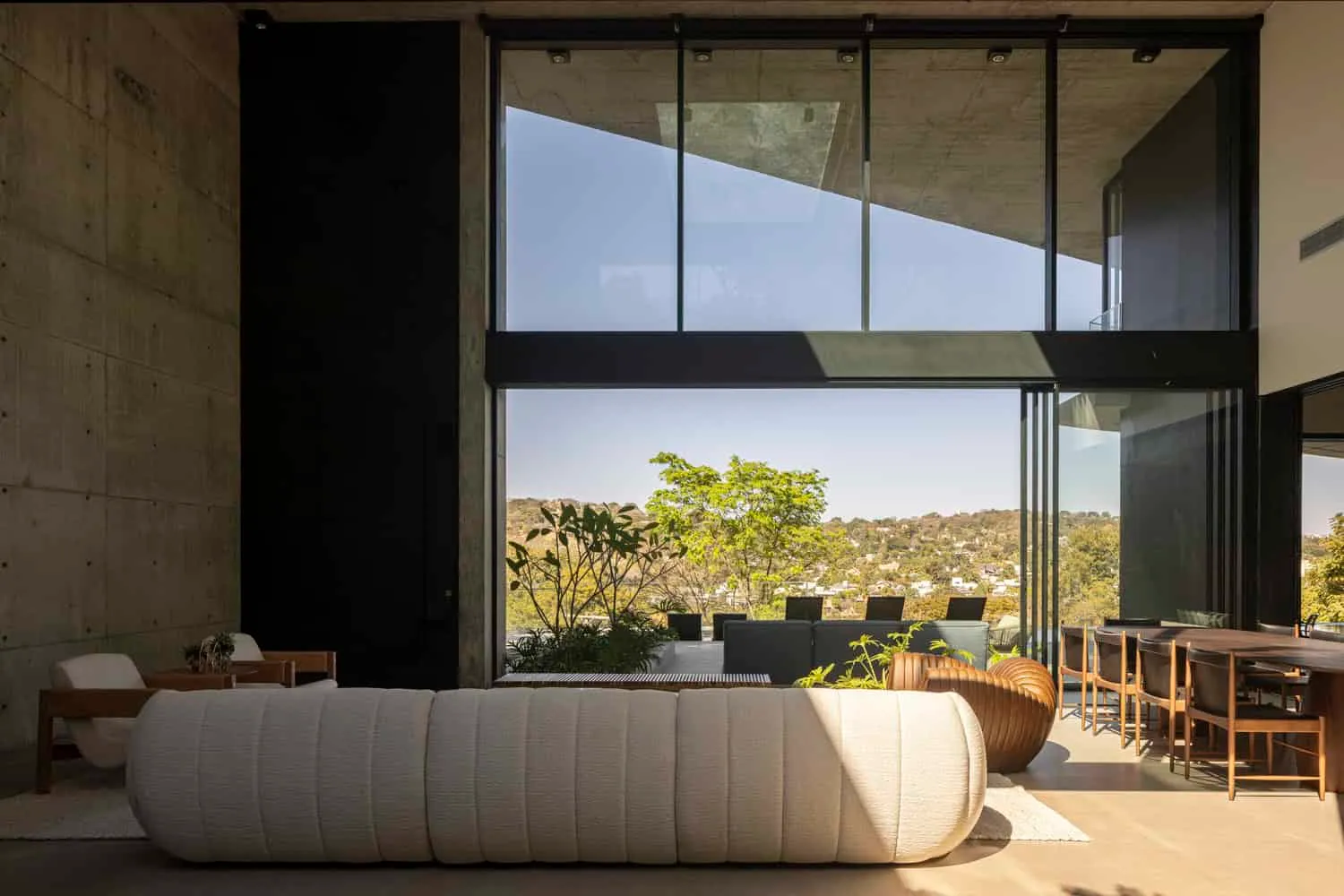 Dayala e Rafael Arquitetos Associados द्वारा डिज़ाइन किया गया Concreto House, ब्राज़ील के गोइआनिया में स्थित, घाटी के दृश्य वाला लिविंग रूम