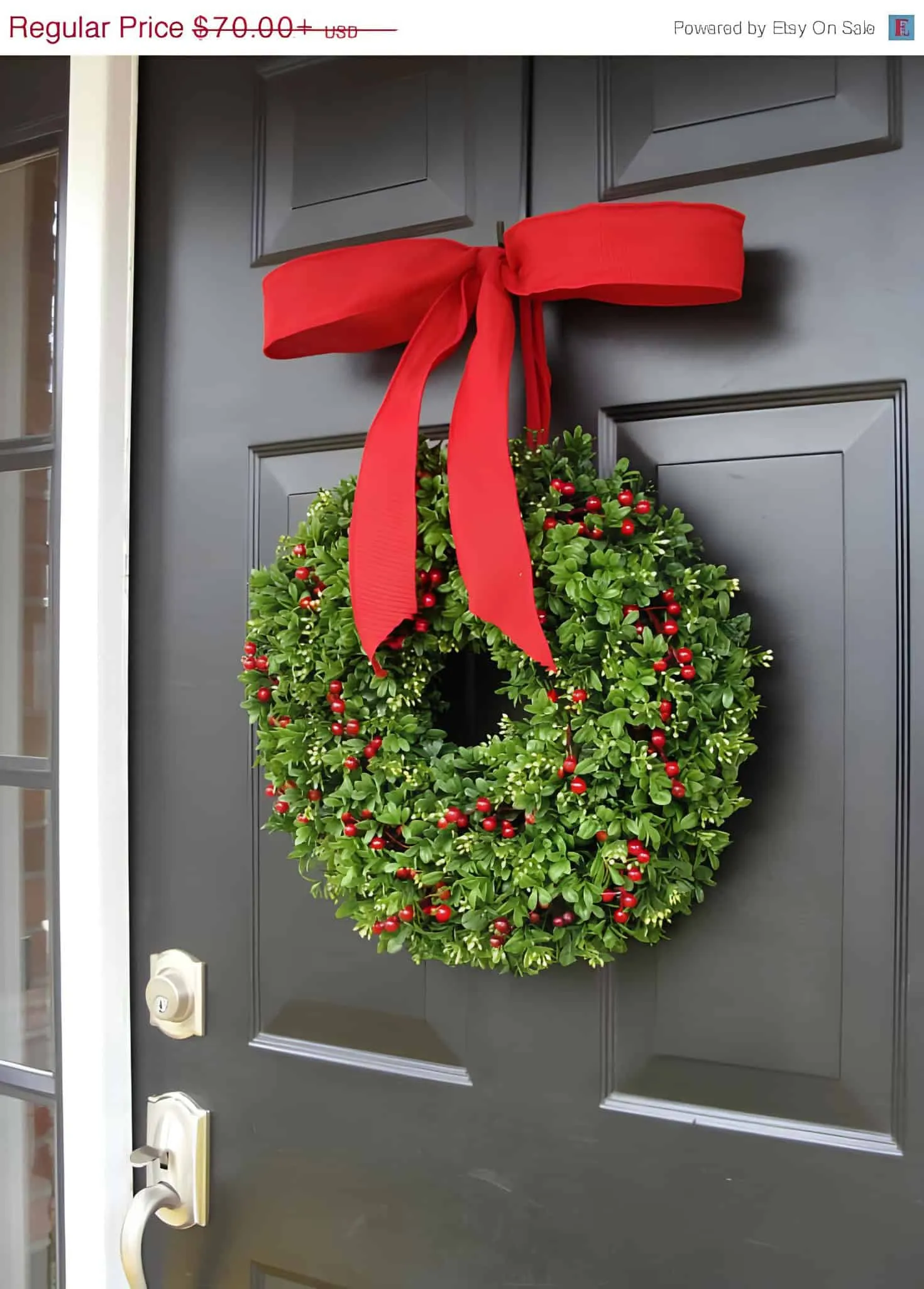 Weihnachtskranz aus Buchsbaum mit roter Schleife und Beeren Üppiger Buchsbaumkranz mit roten Beeren und einer großen roten Schleife