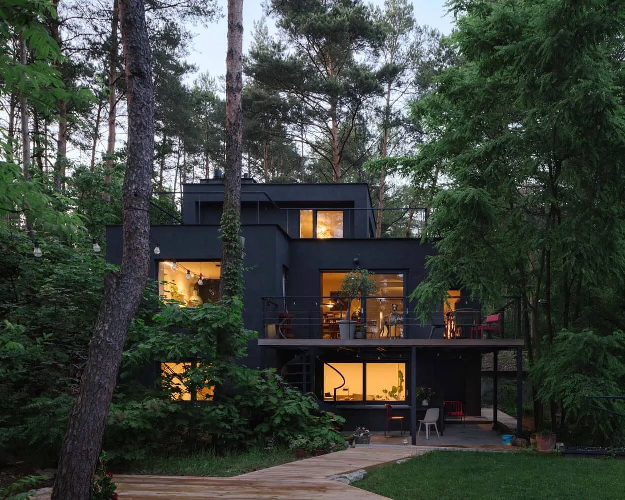 Hinterfassade des zweistöckigen Skubianka-Hauses von SZCZ Jakub Szczesny Hinterfassade des zweistöckigen Skubianka-Hauses von SZCZ Jakub Szczesny umgeben vom Wald in Skubianka